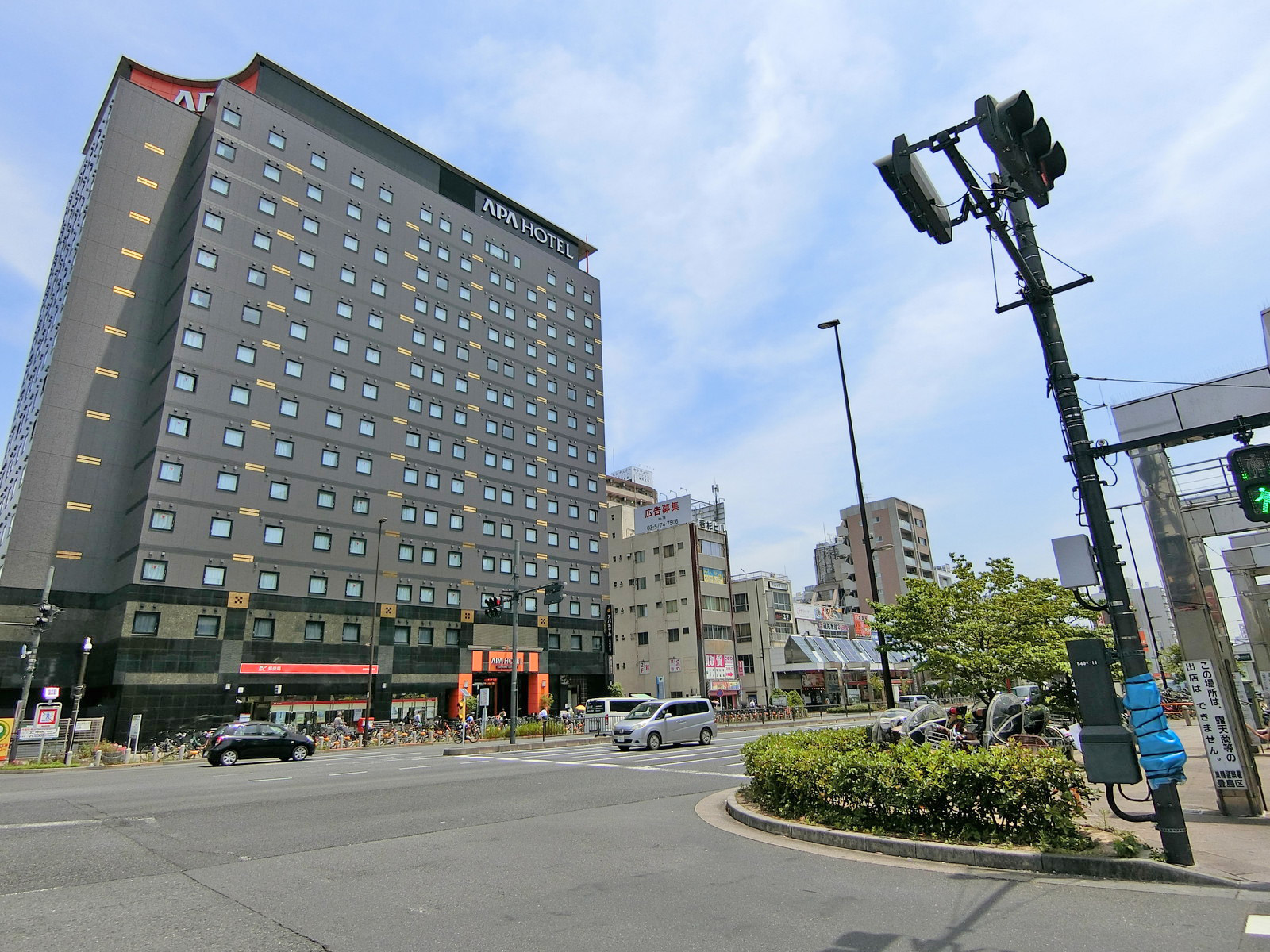 白山通り沿いに立地