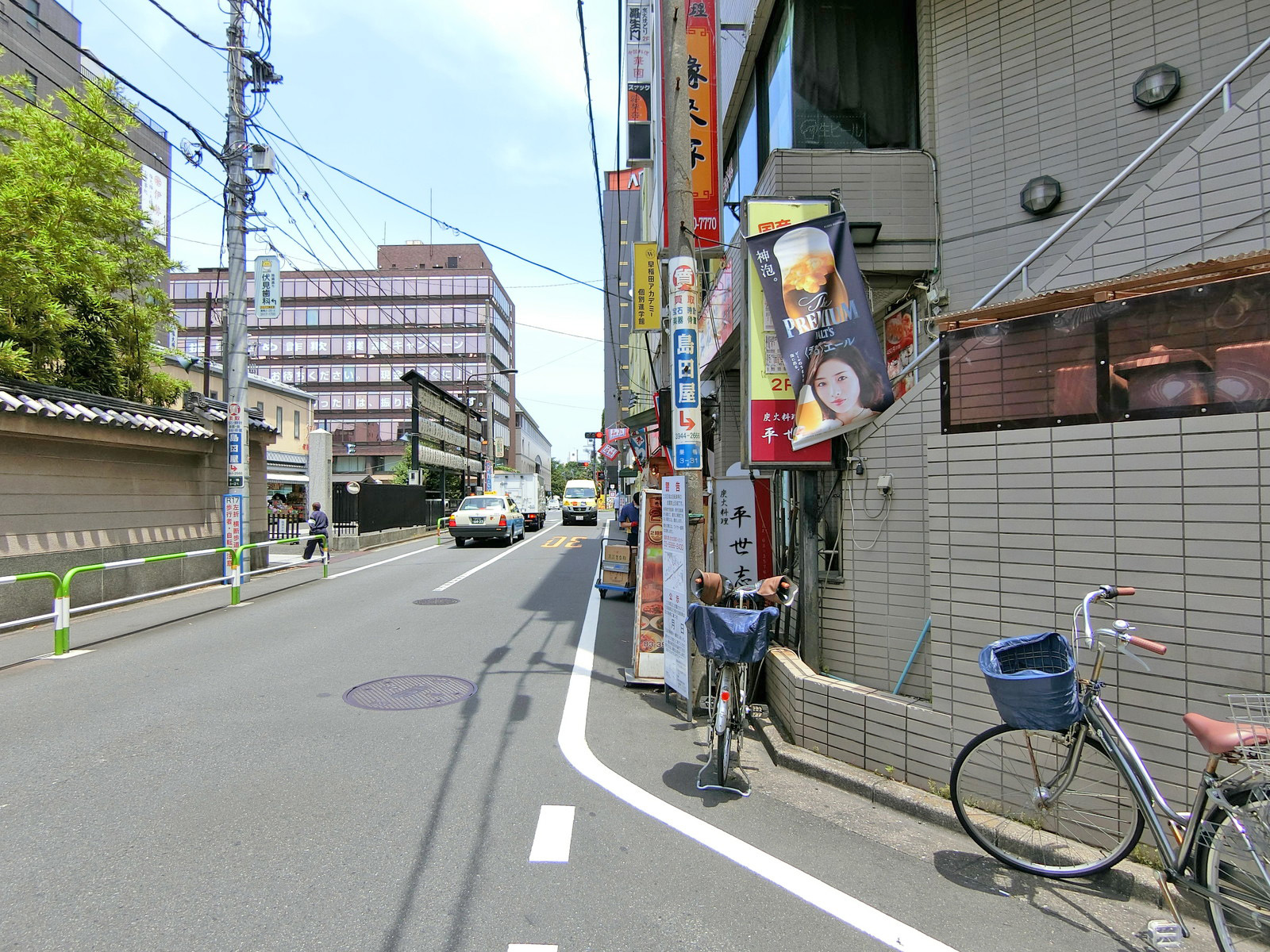 アルカディア篠ビル前面の通り