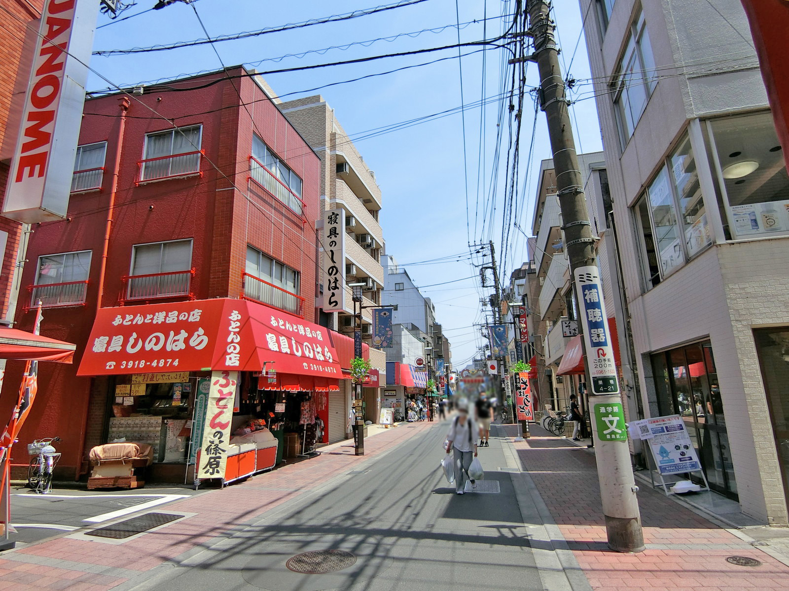 巣鴨地蔵通り商店街沿いに立地
