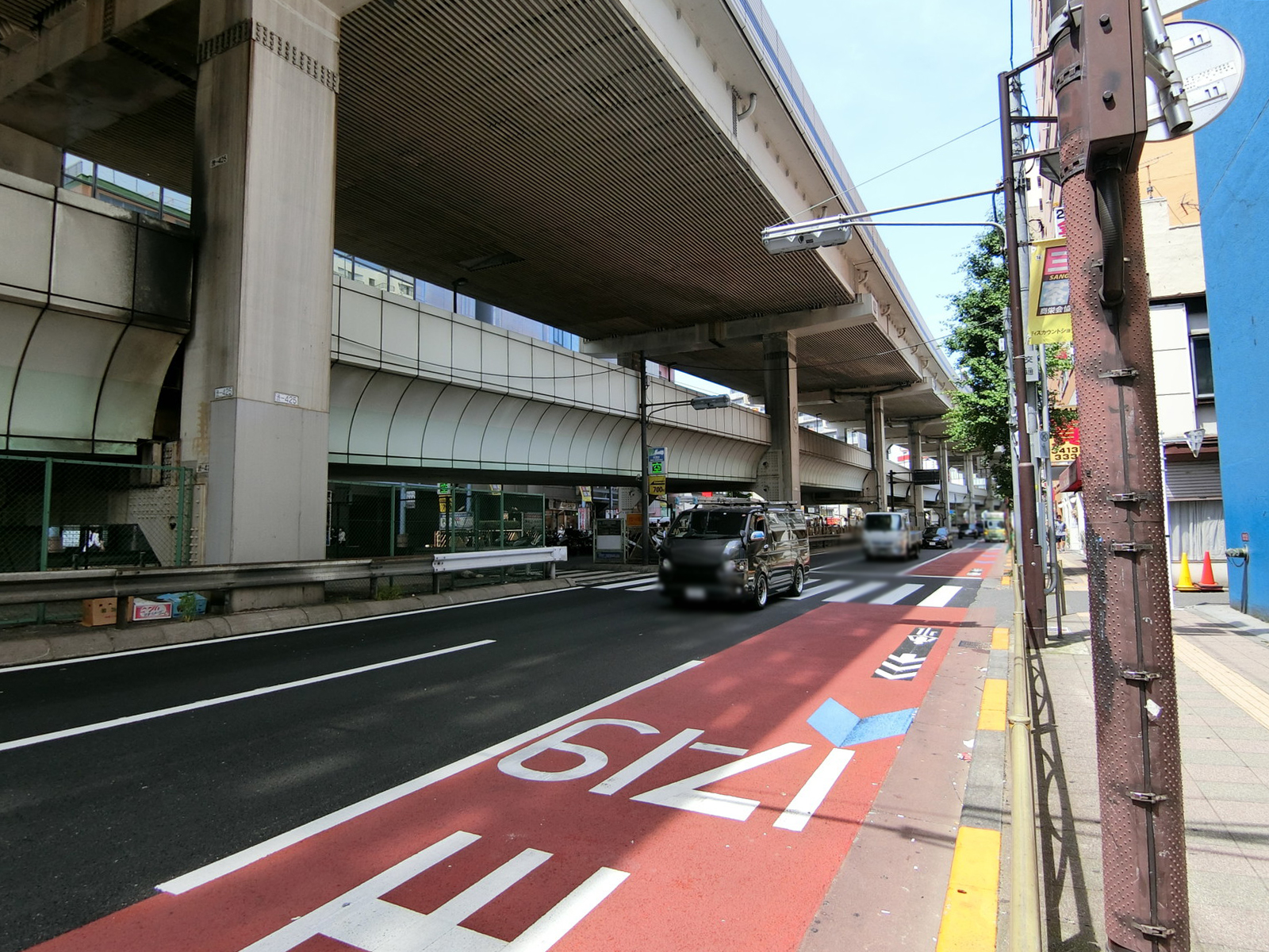 ハイツ三軒茶屋前面の玉川通り