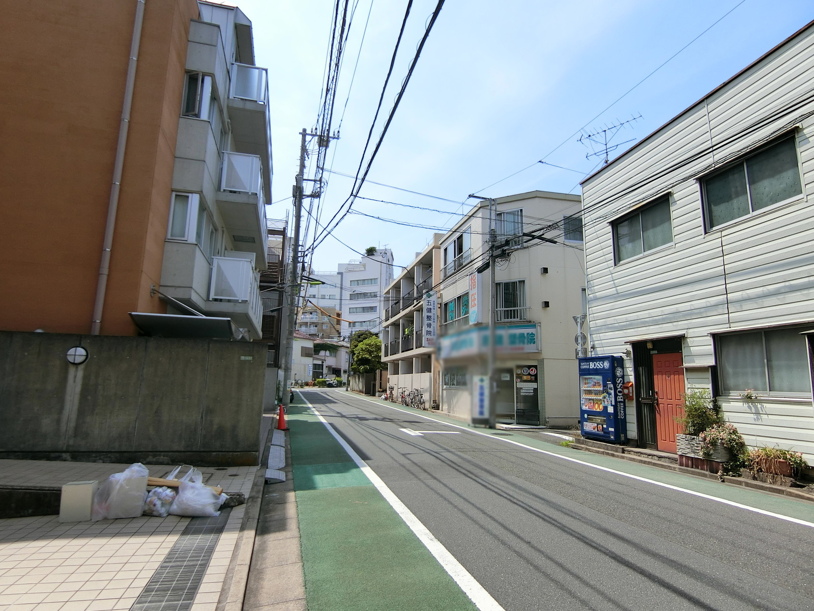 スクエアフィールド前面の通り