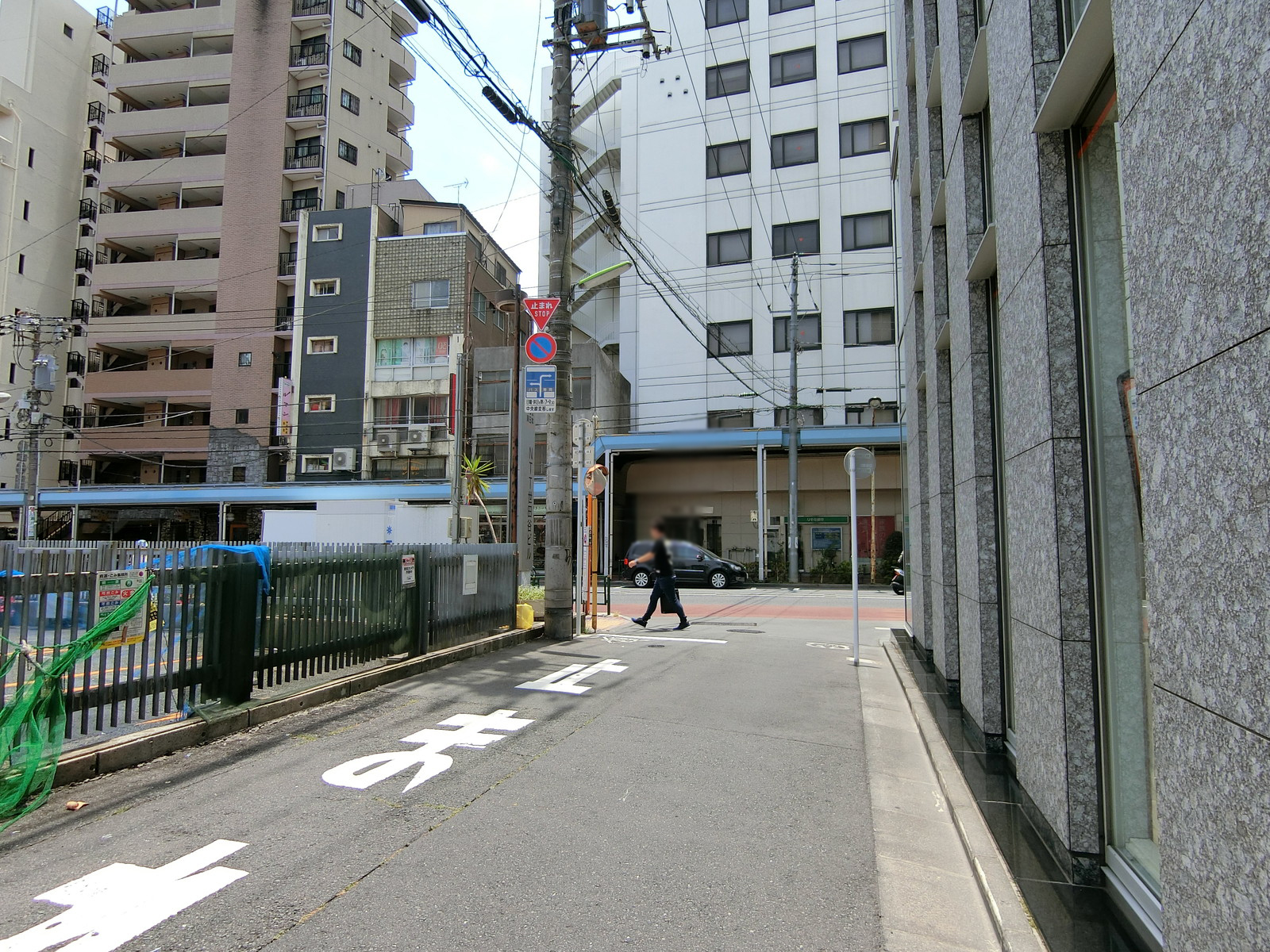 来るびる前面の通り