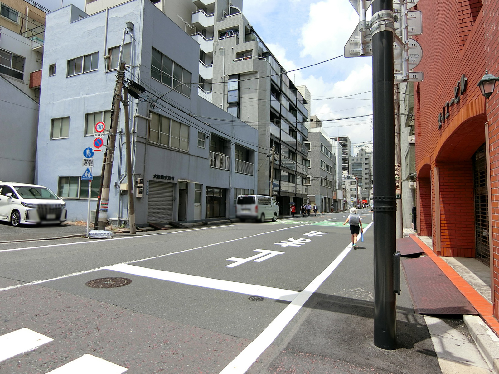 ダイユービル前面の通り