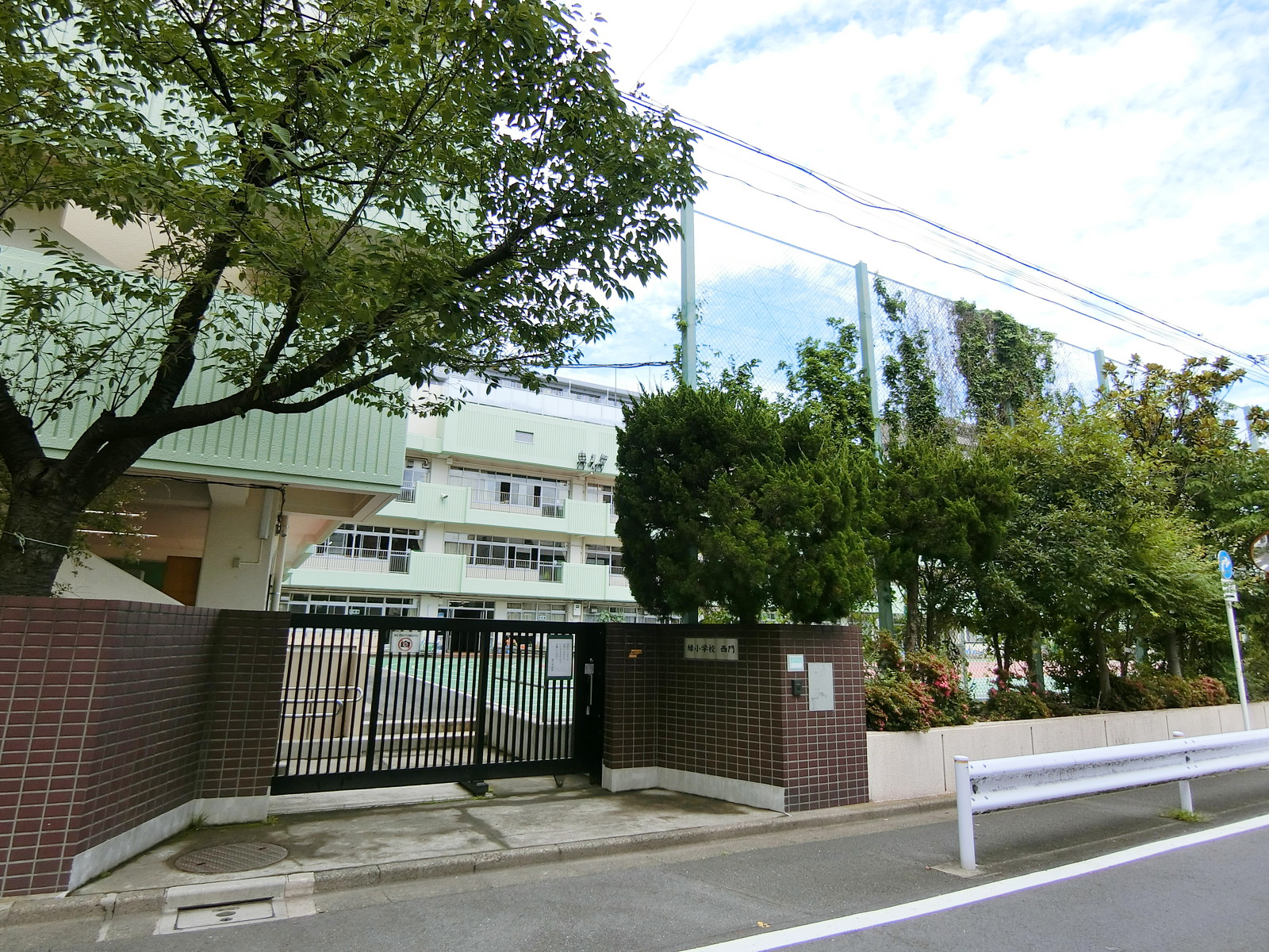 徒歩2分の墨田区立緑小学校