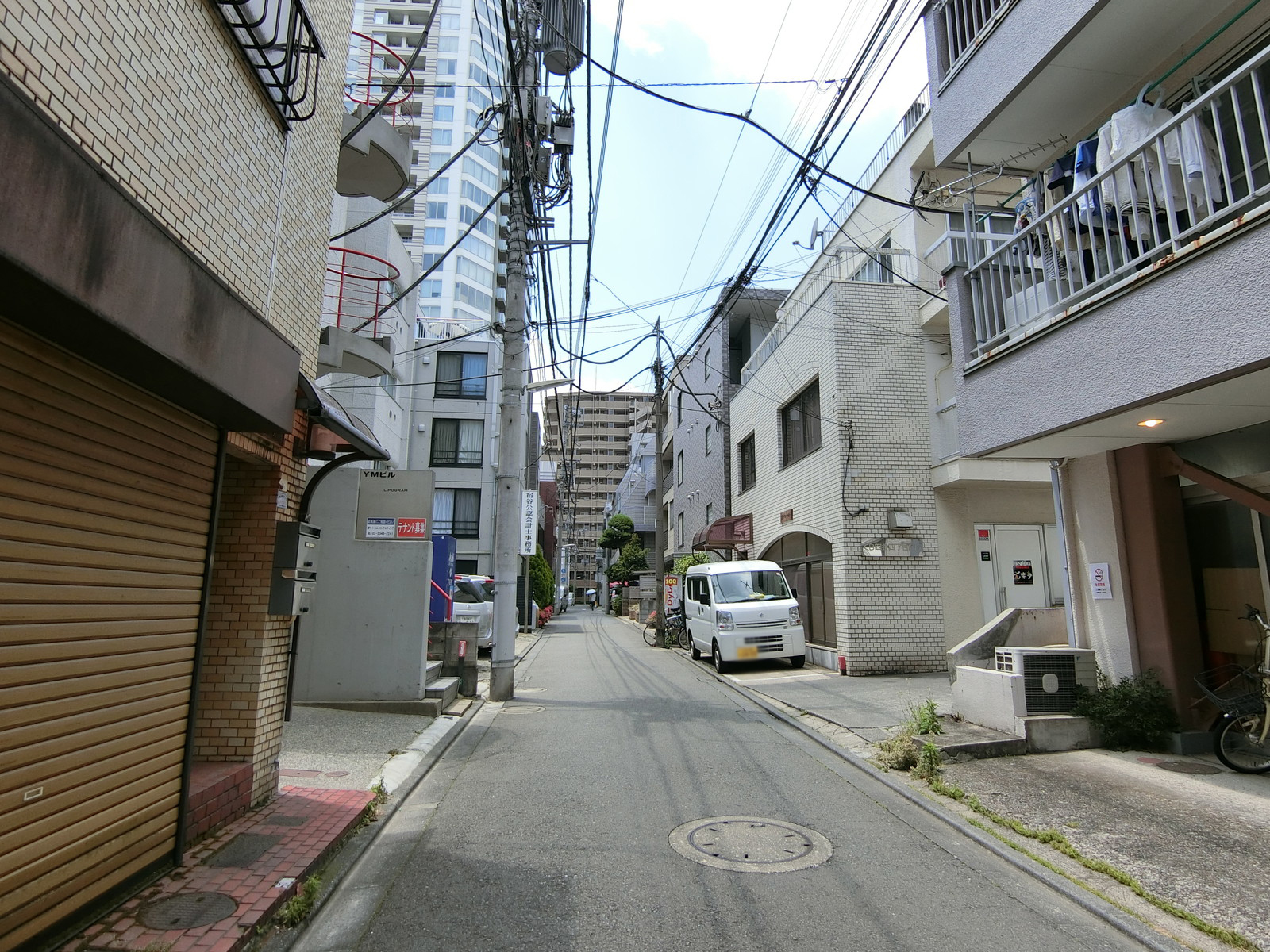 CB四谷四丁目ビル前面の通り