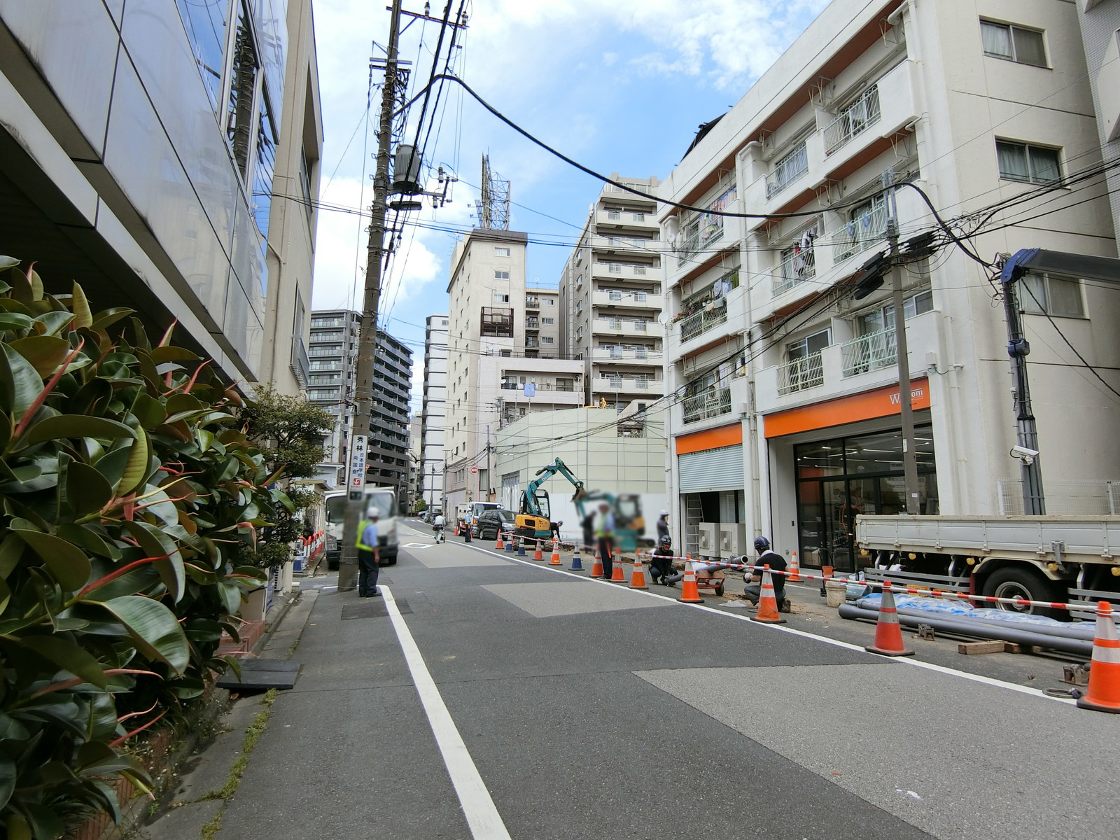 西川ビル前面の通り