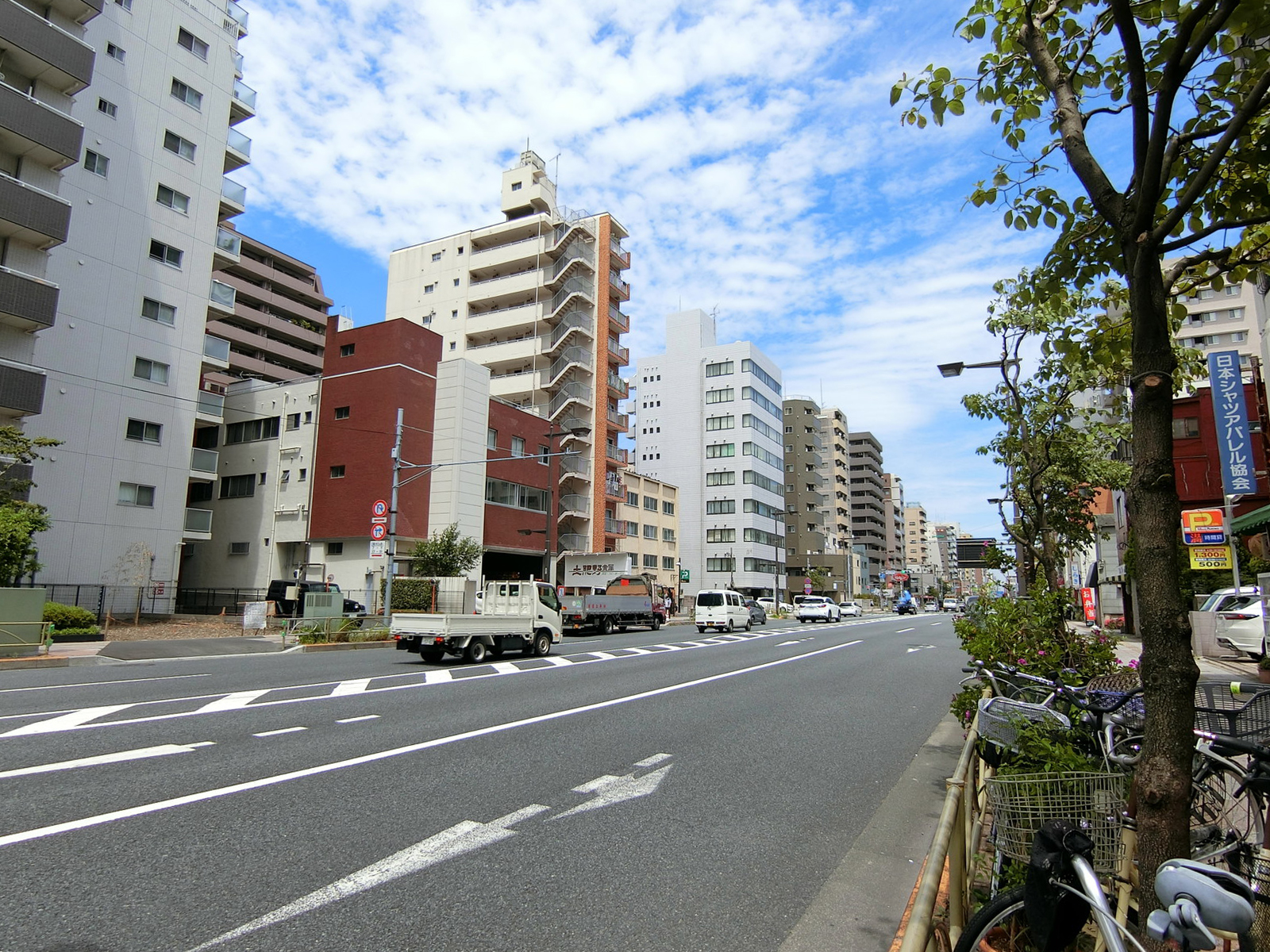 両国TYビル前面の京葉道路