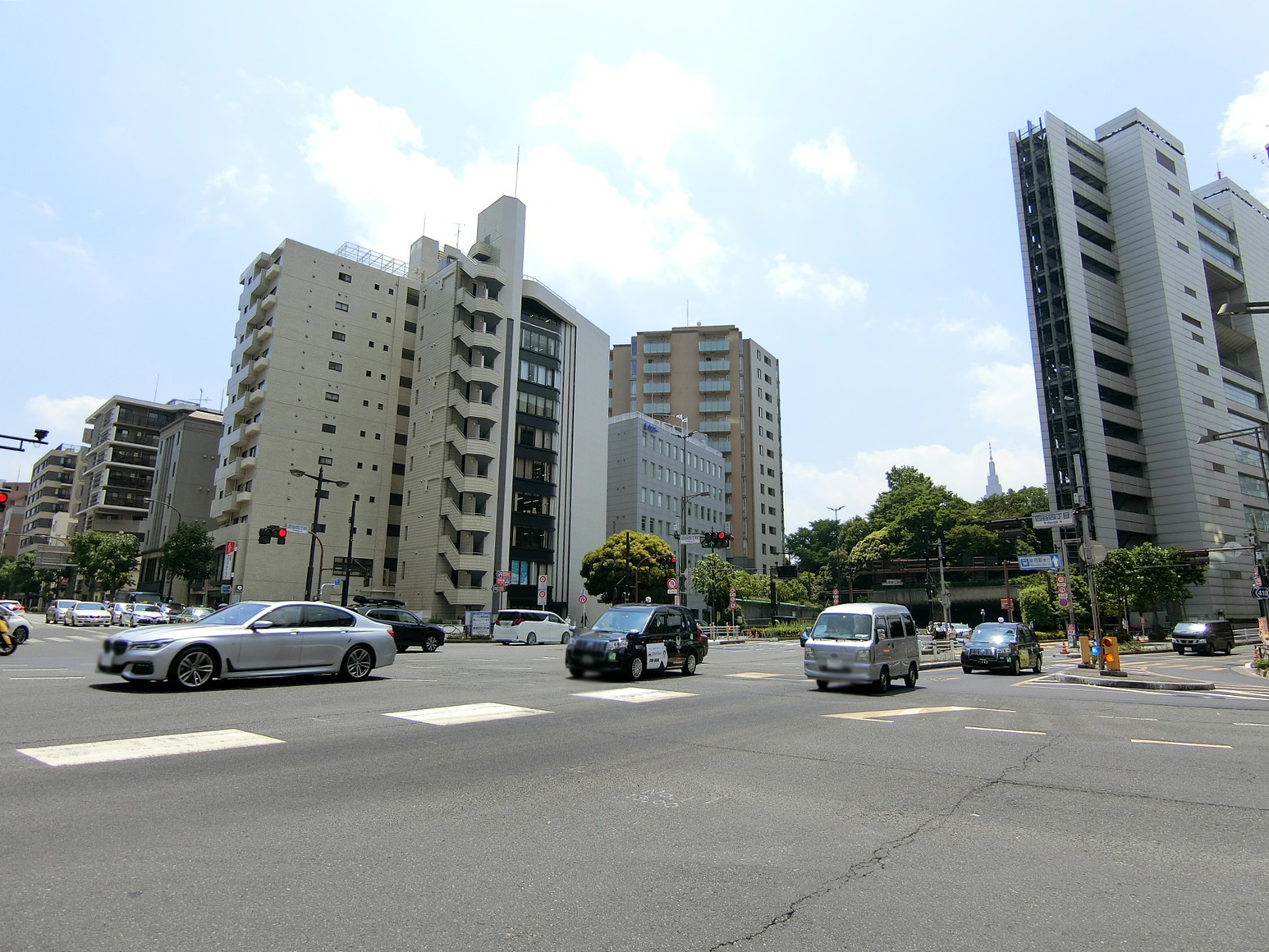 周辺の四谷四丁目交差点