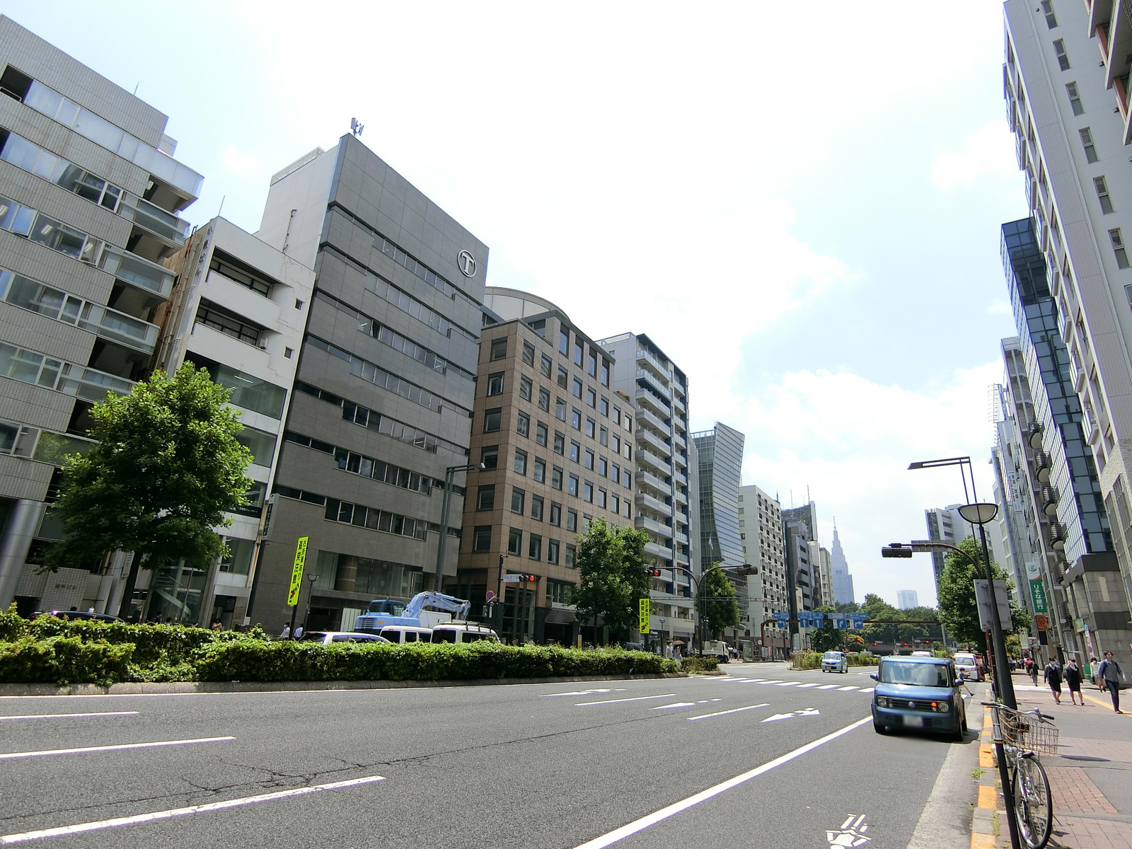 前面の新宿通り