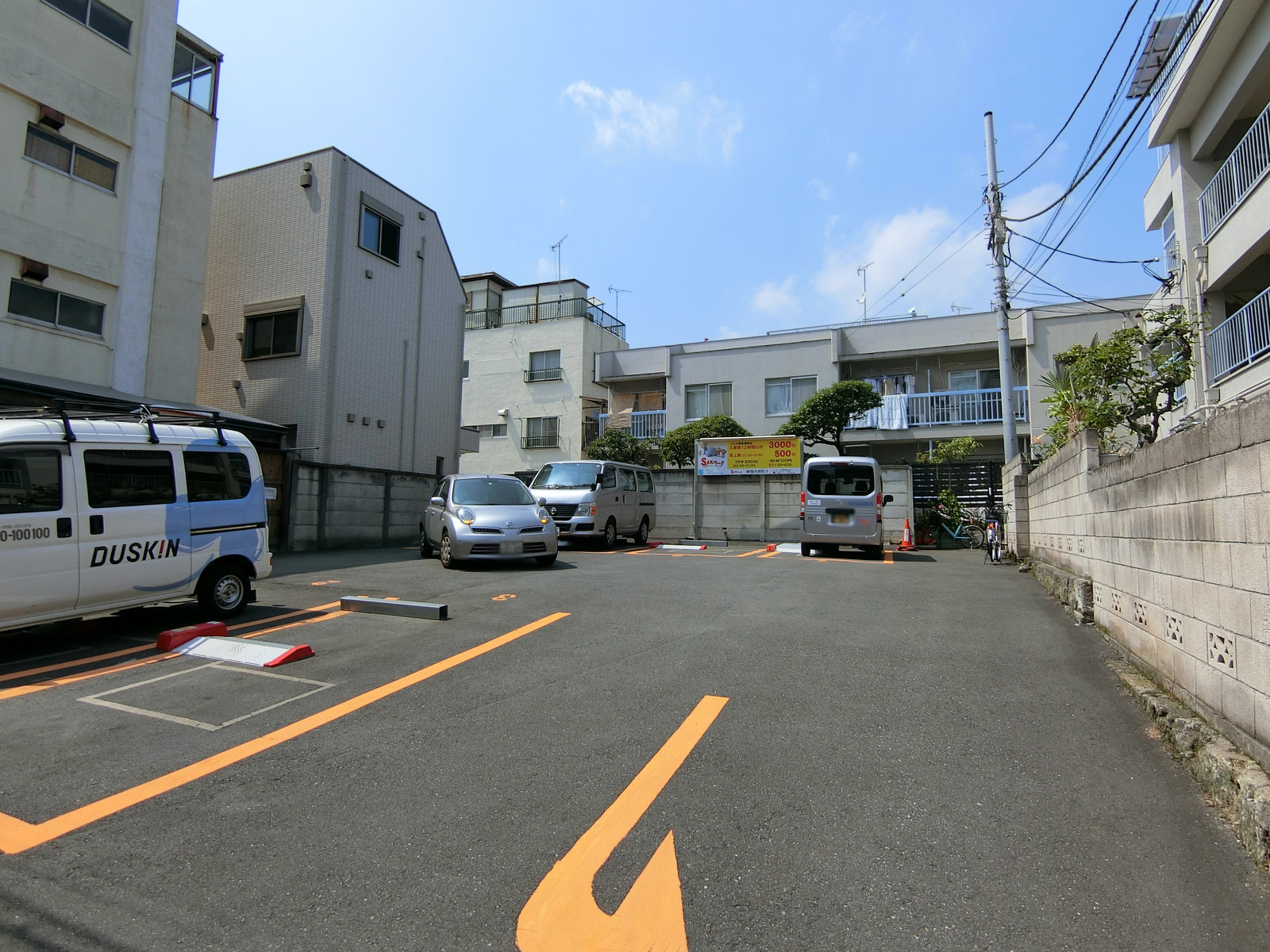 斜向いのコインパーキング