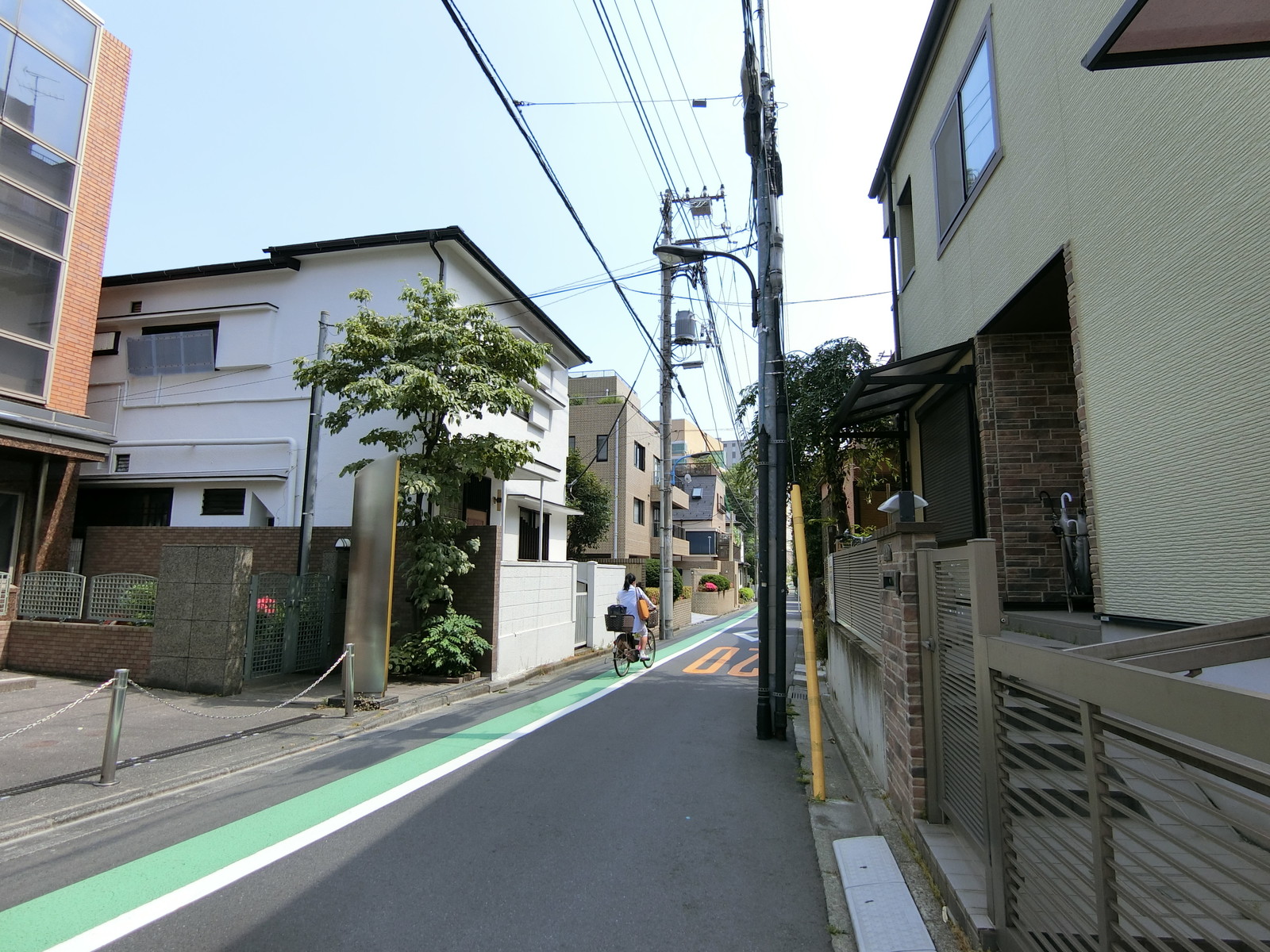 グランデスト大京町前面の通り