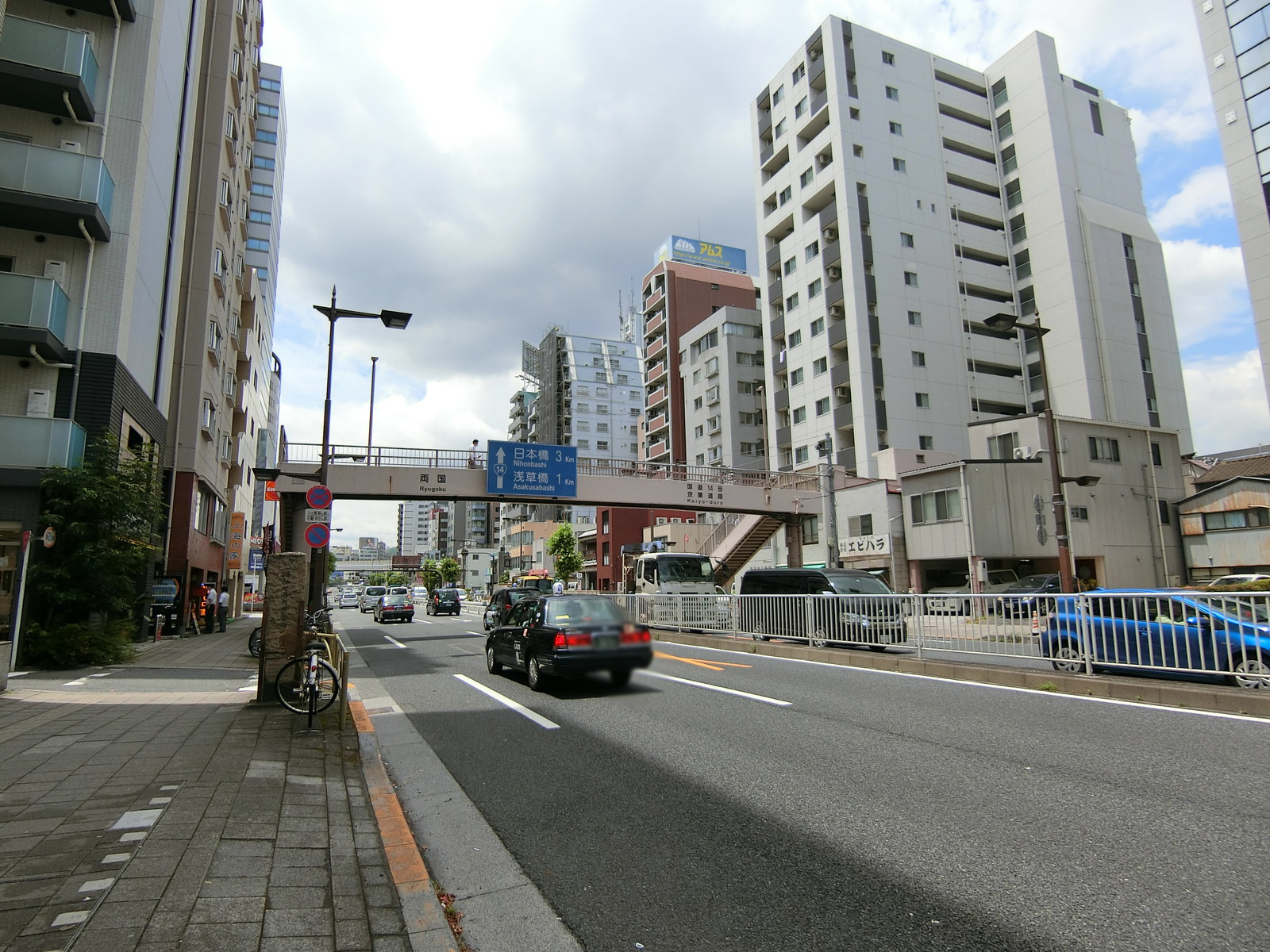 文友社ビル前面の京葉道路
