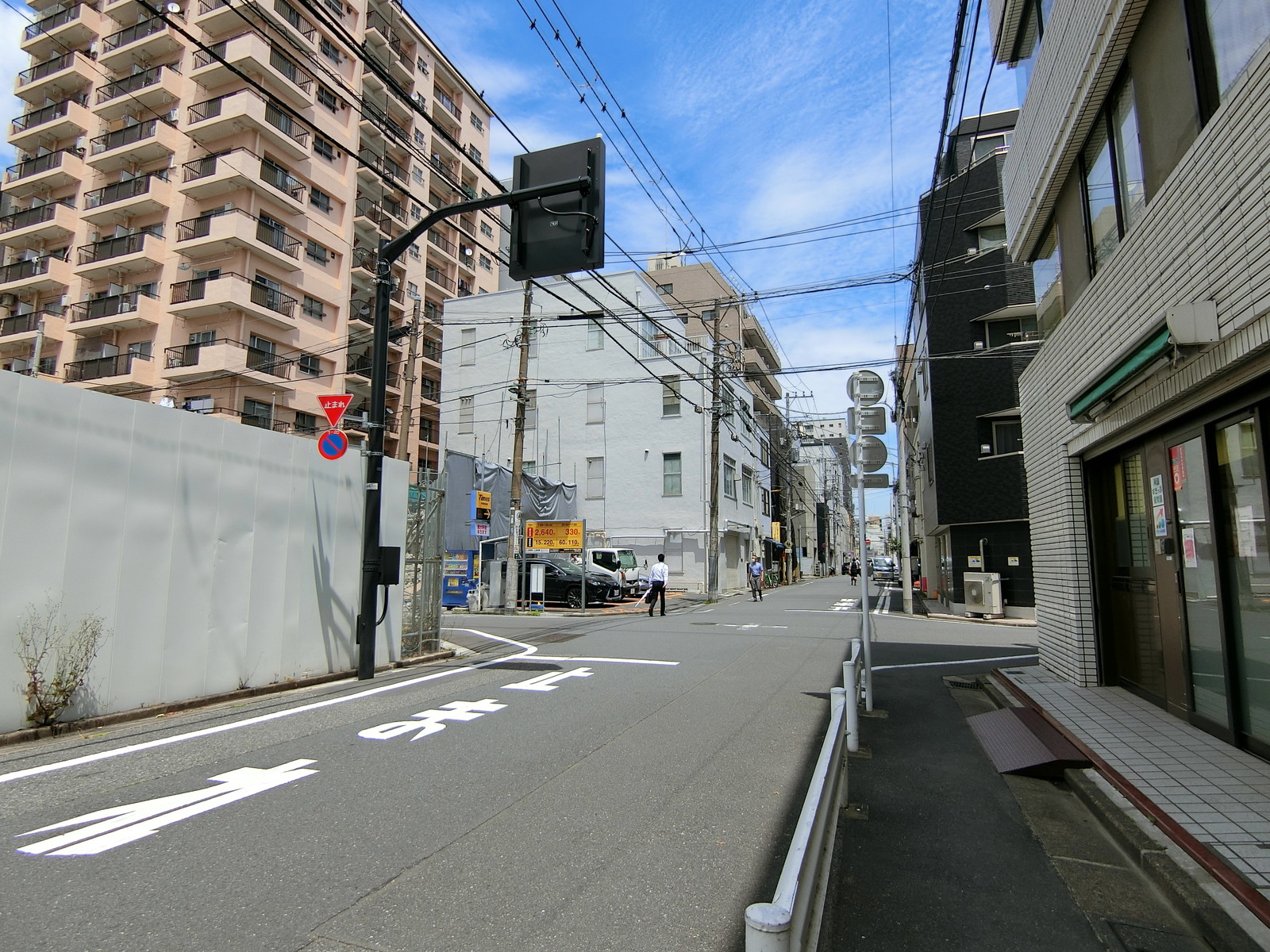 三和ビル前面の通り