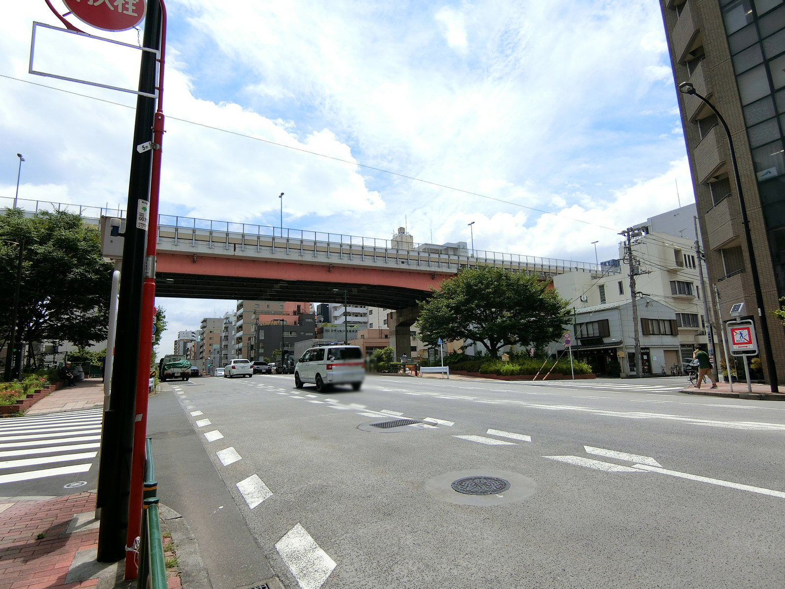 FUJISAKIビル前面の通り
