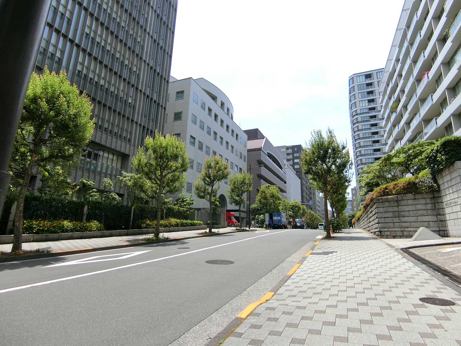 越路町三番町マンション前面の通り