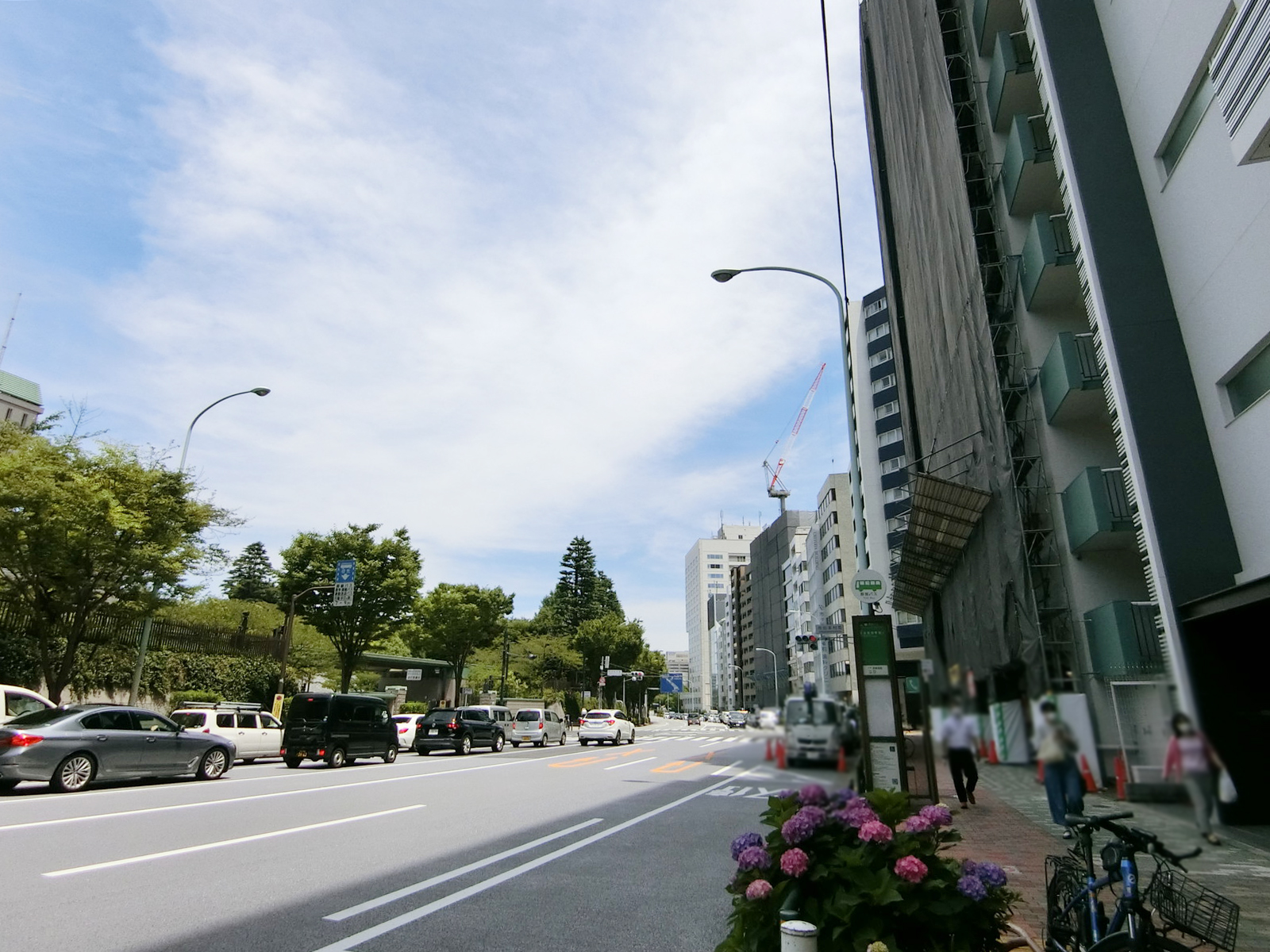 ラボ東京ビル前面の靖国通り