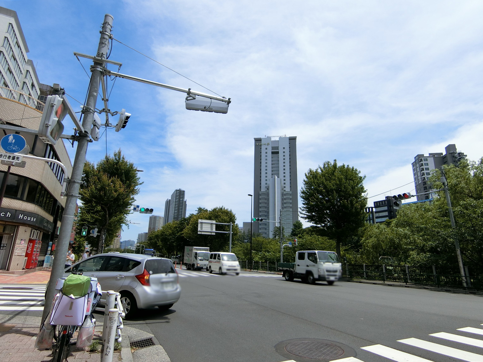 三友市ヶ谷ビル前面の外堀通り