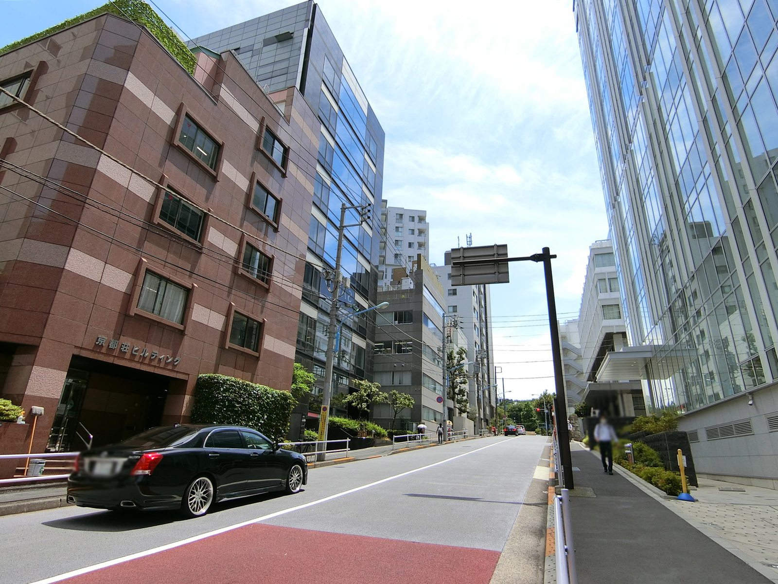 京都荘ビル前面の通り