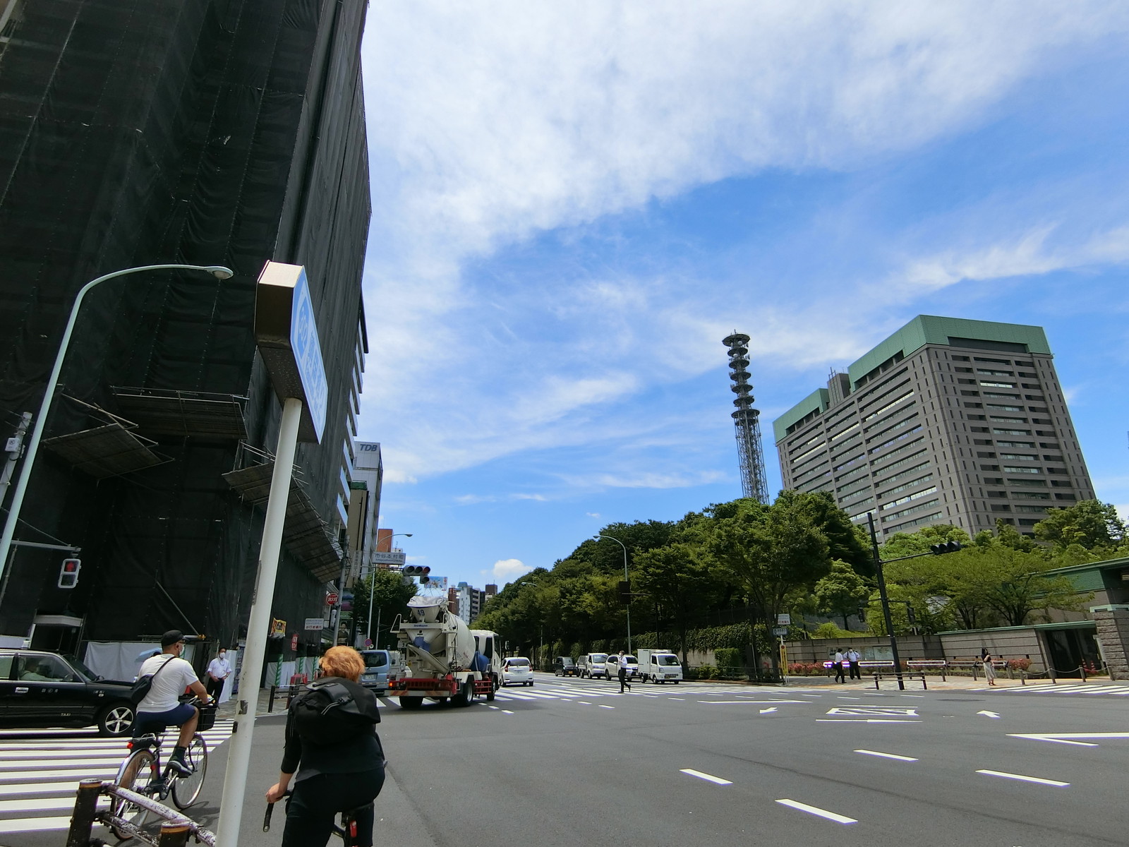千代田ビル前面の靖国通り
