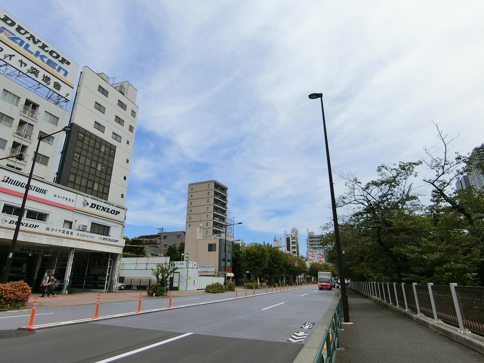 トゥービル前面の外堀通り
