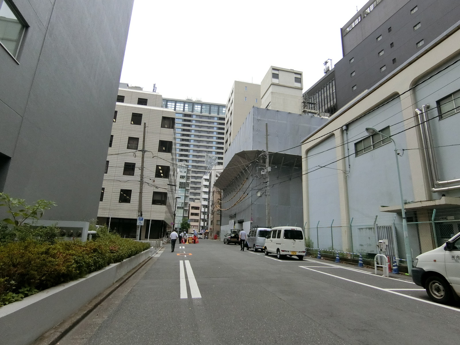 興和一橋ビル別館前面の通り