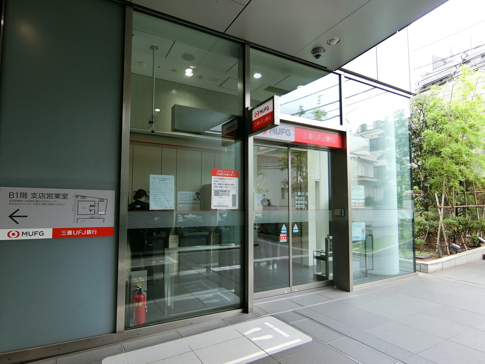徒歩1分の三菱UFJ銀行 青山支店