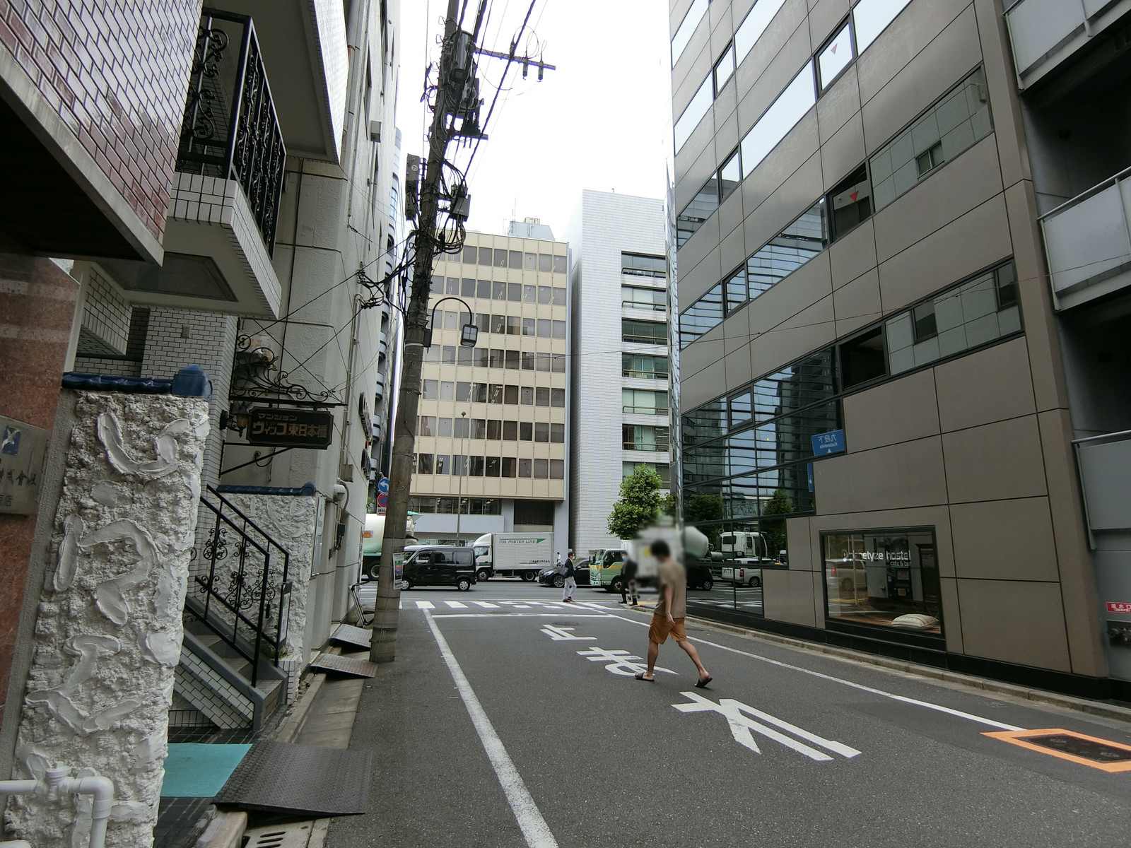 エスビル前面の通り
