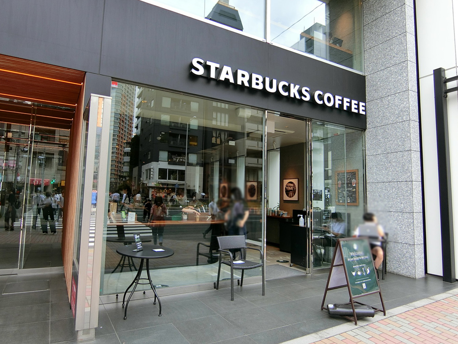 徒歩2分のスターバックスコーヒー