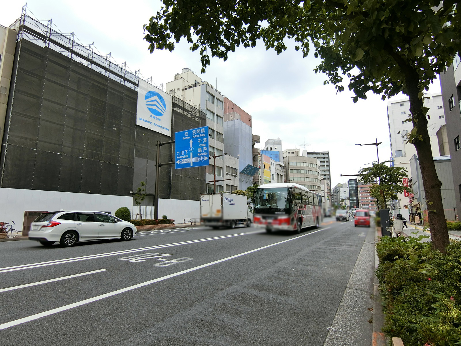 ライジングビル日本橋前面の江戸通り