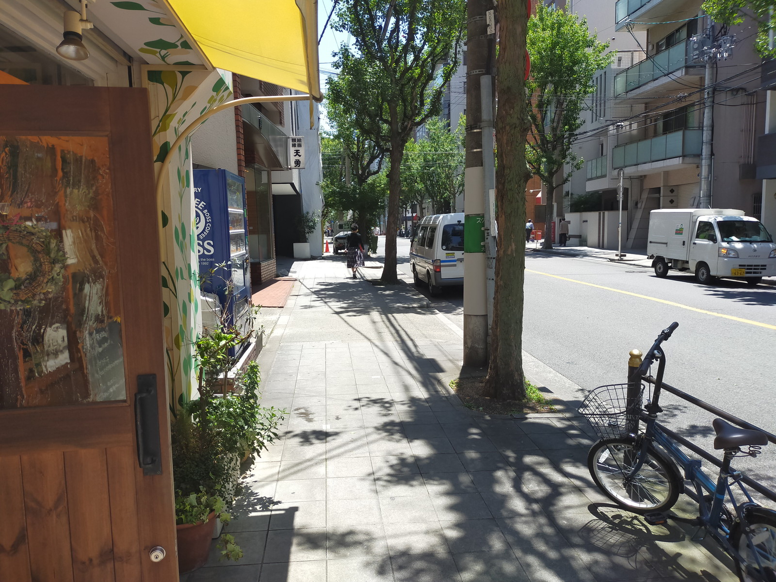 橋本ビル前面の通り