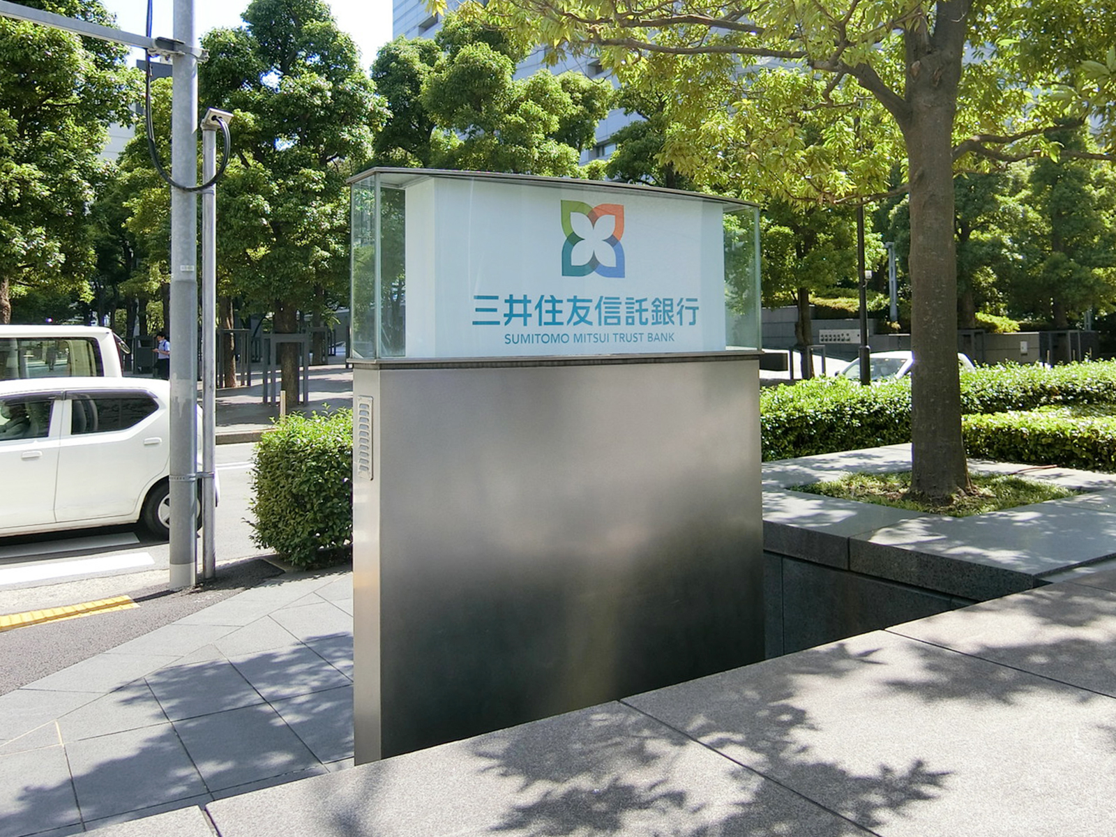徒歩3分の三井住友信託銀行