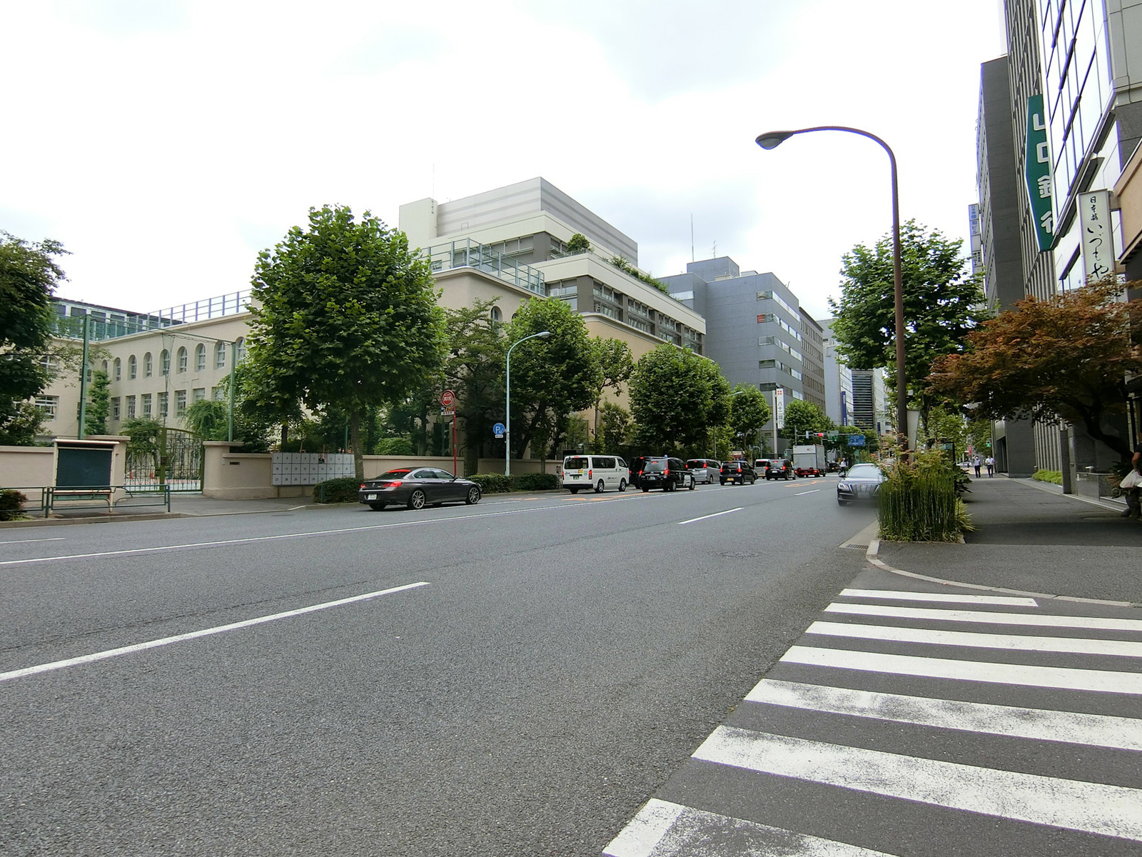 日本橋トークビル前面の通り