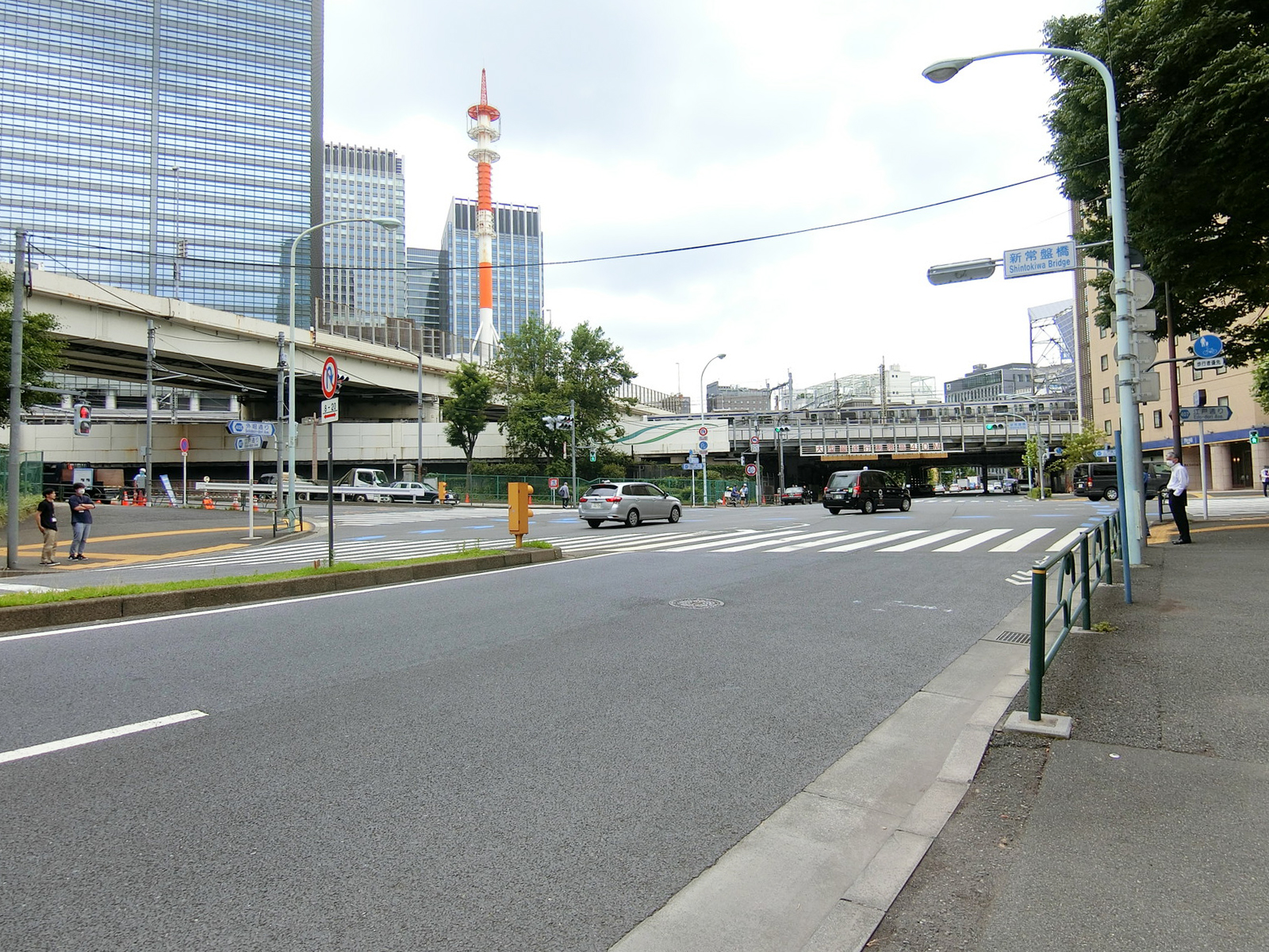 マレ本石ビル前面の外堀通り
