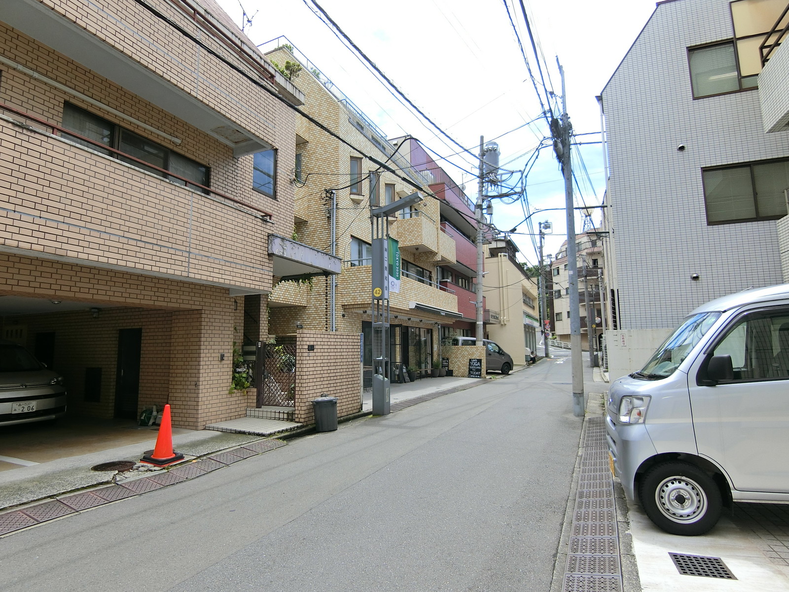 大塚ビル前面の通り