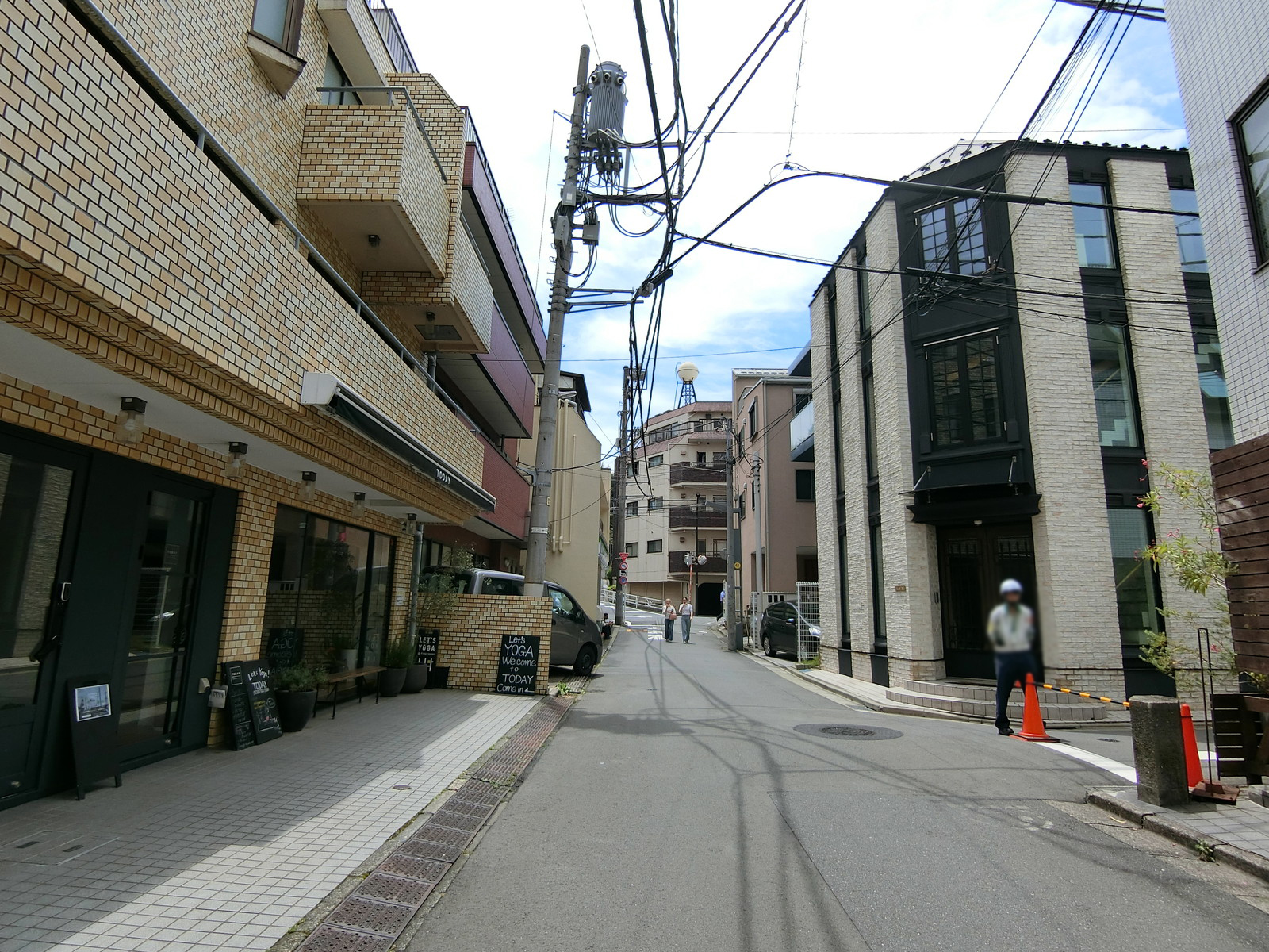 會田ビル前面の通り