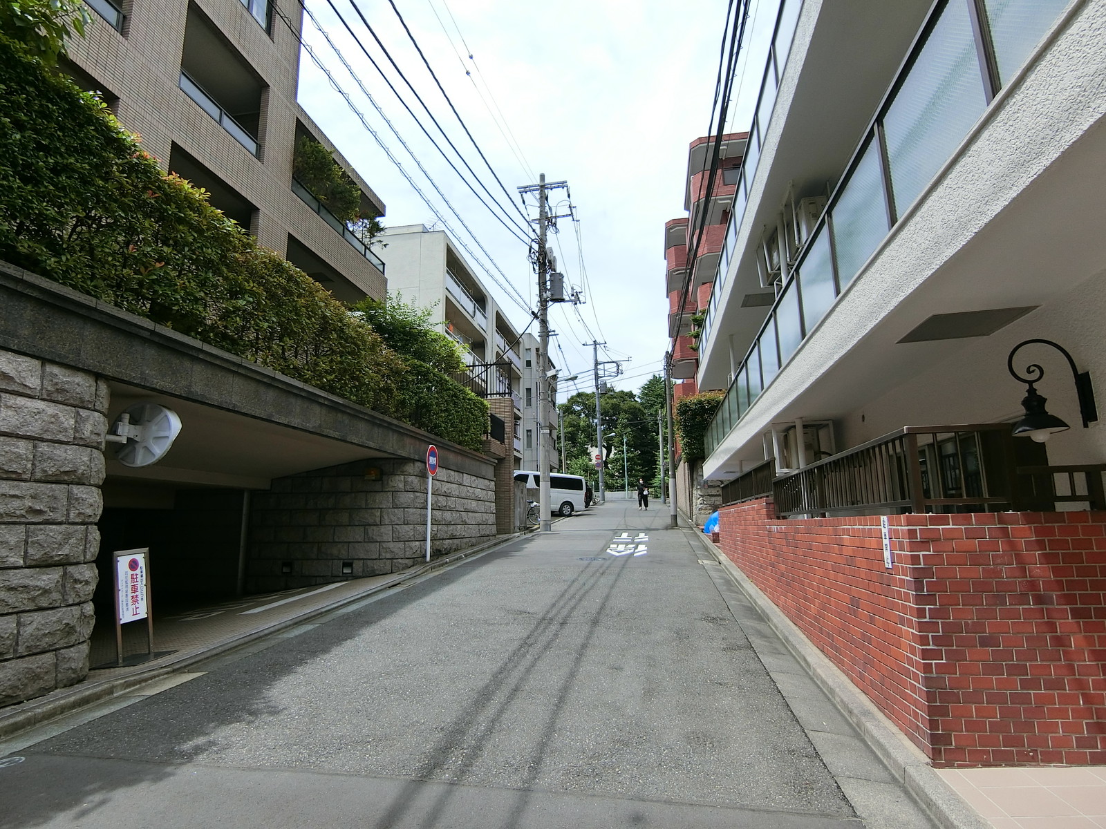 カーサ神宮前前面の通り