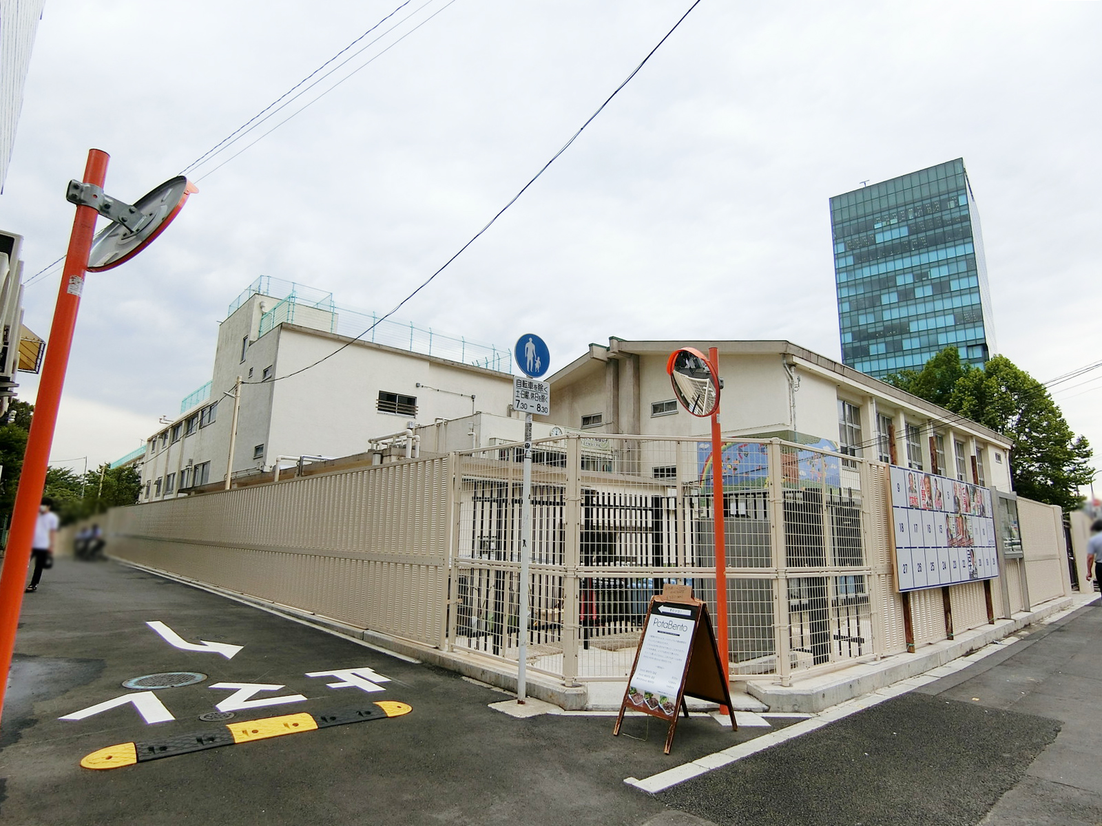 近くの渋谷区立千駄谷小学校