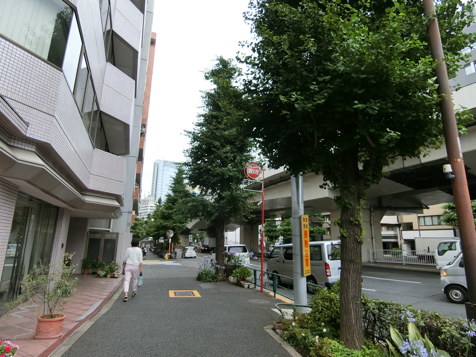 付近には首都高速道路があり
