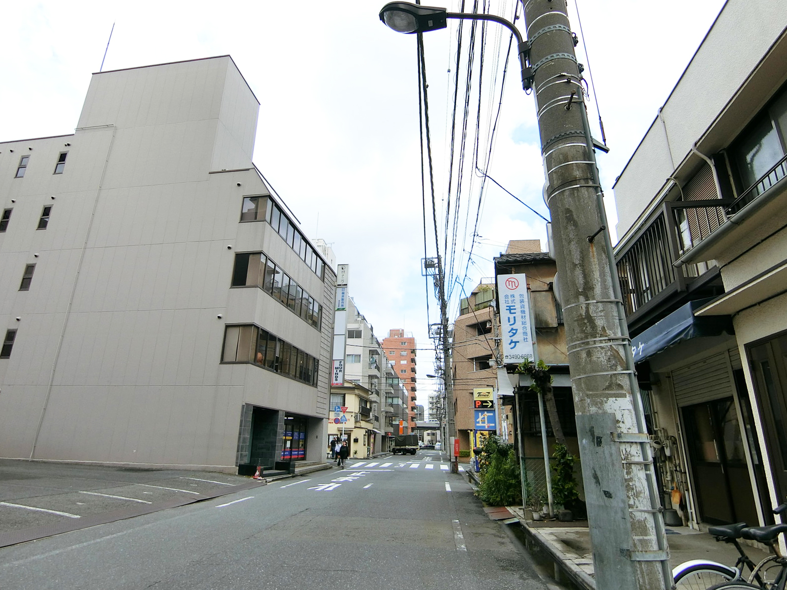 アーベイン末広ビル前面の通り