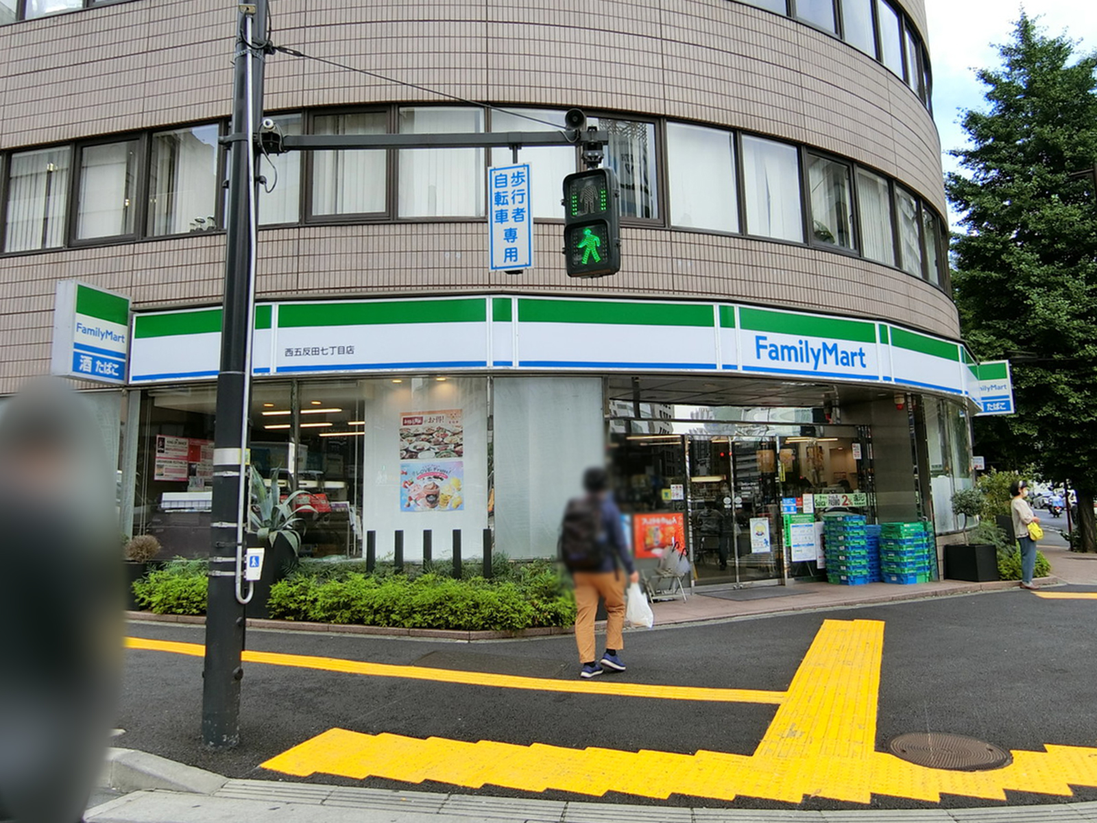 徒歩3分のファミリーマート