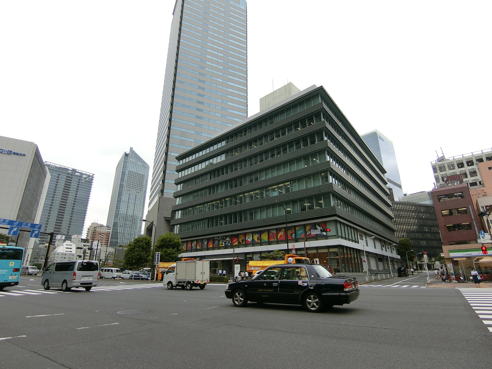 付近の特許庁前交差点