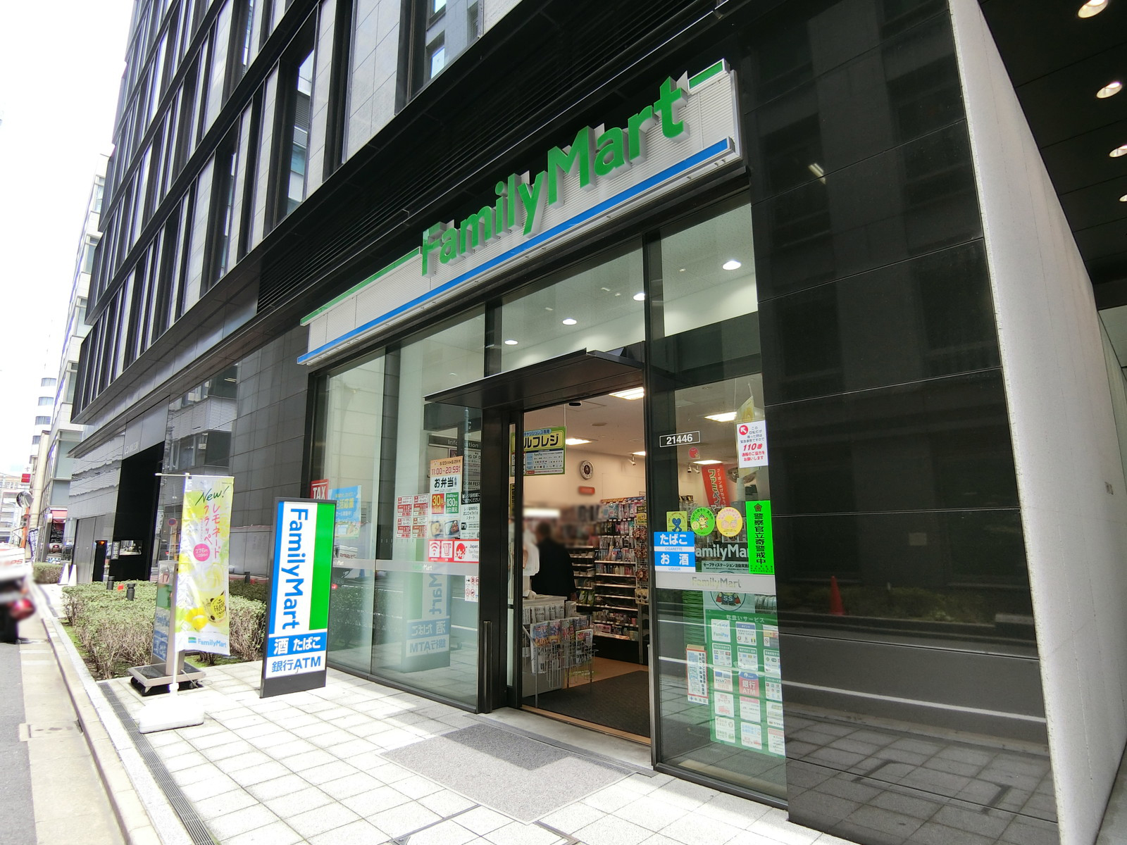 徒歩1分のファミリーマート