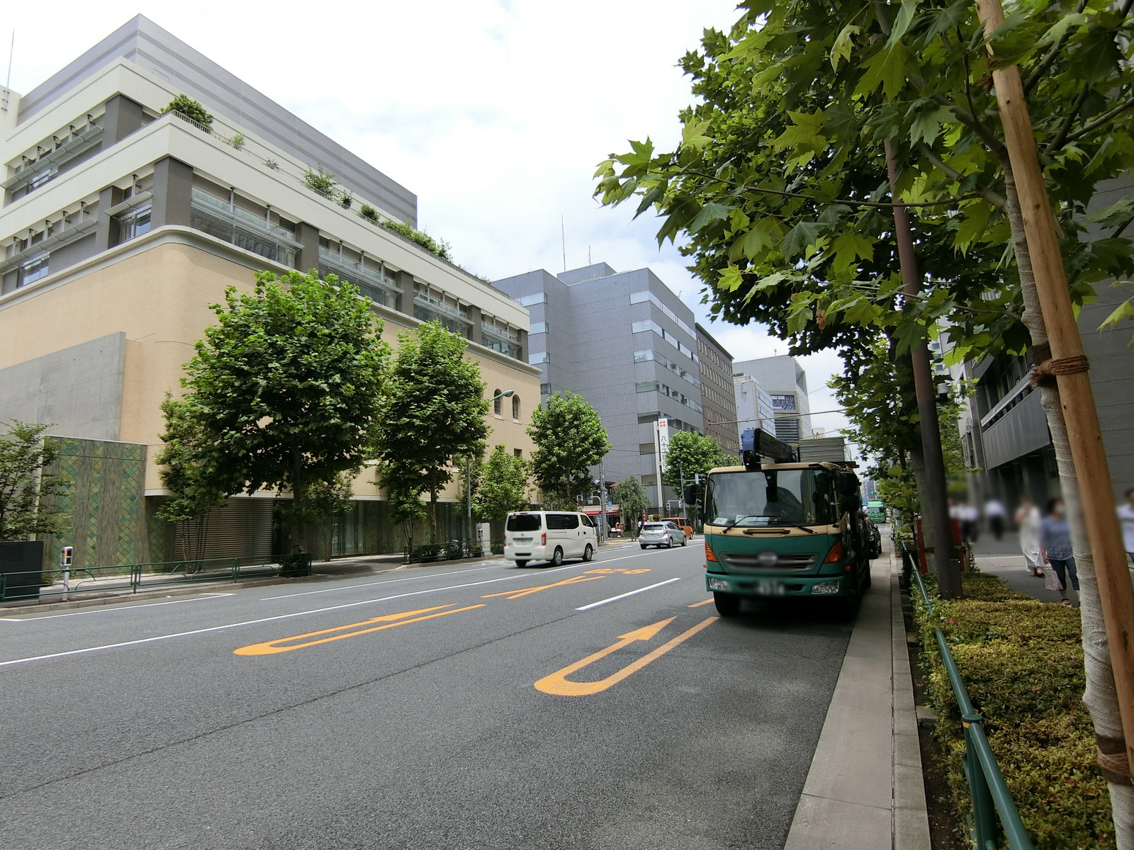 三友常盤橋ビル前面の江戸通り