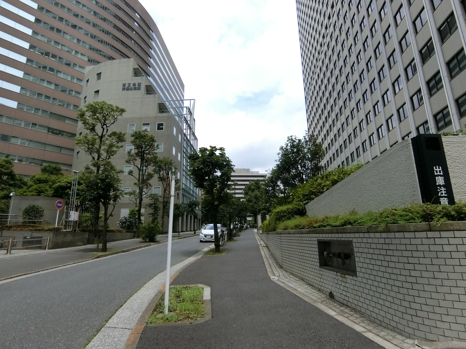 新霞が関ビル前面の通り