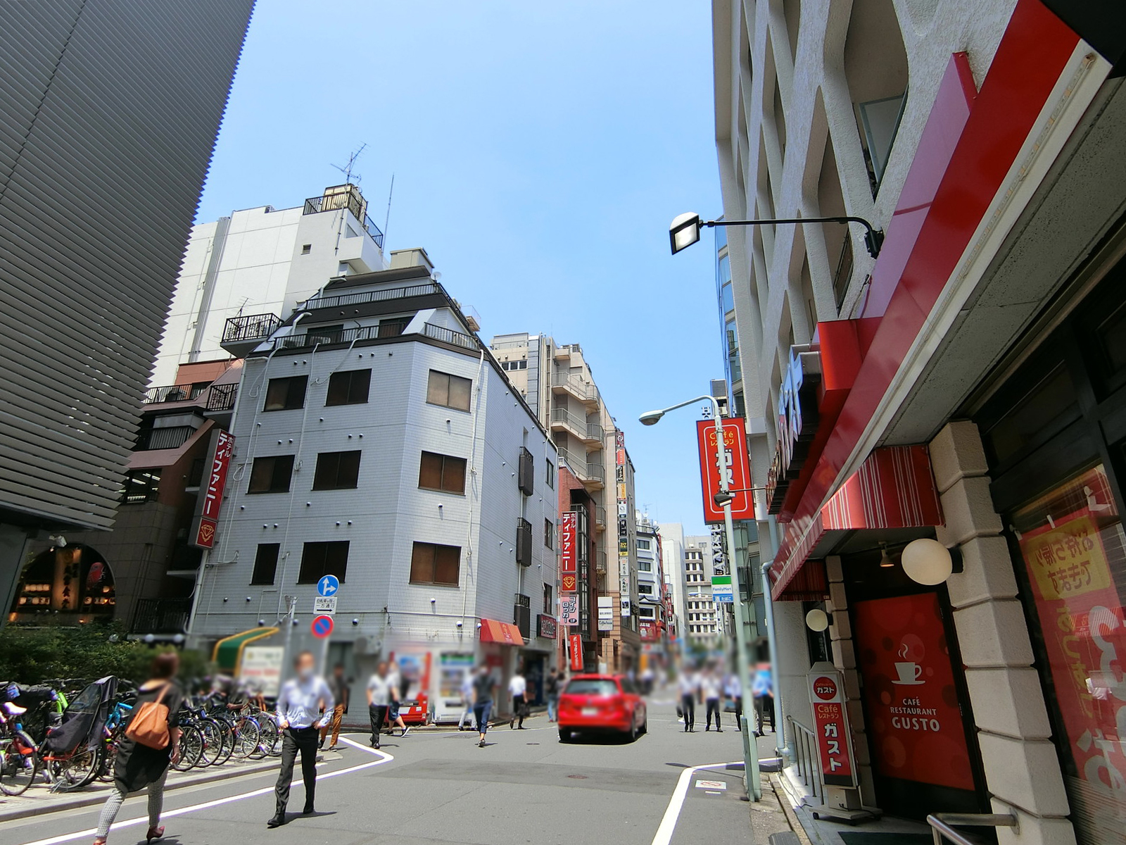 STビル前面の通り