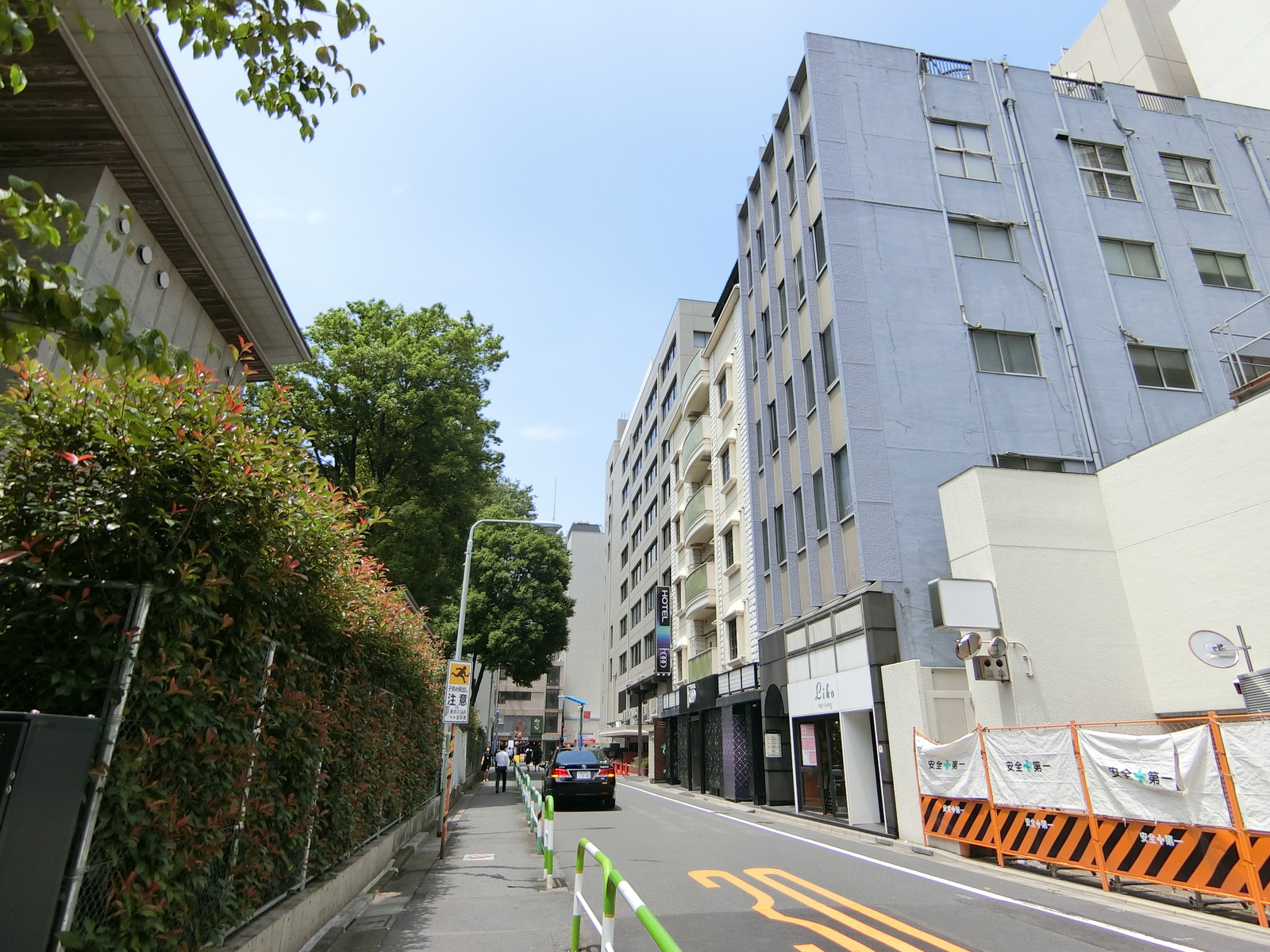 第1YHビル前面の通り
