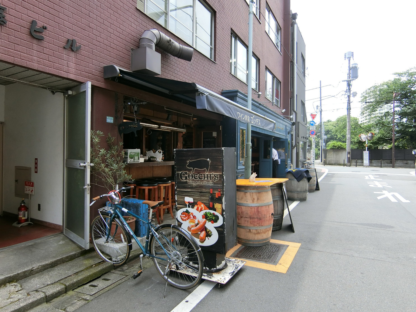 付近には飲食店もあり