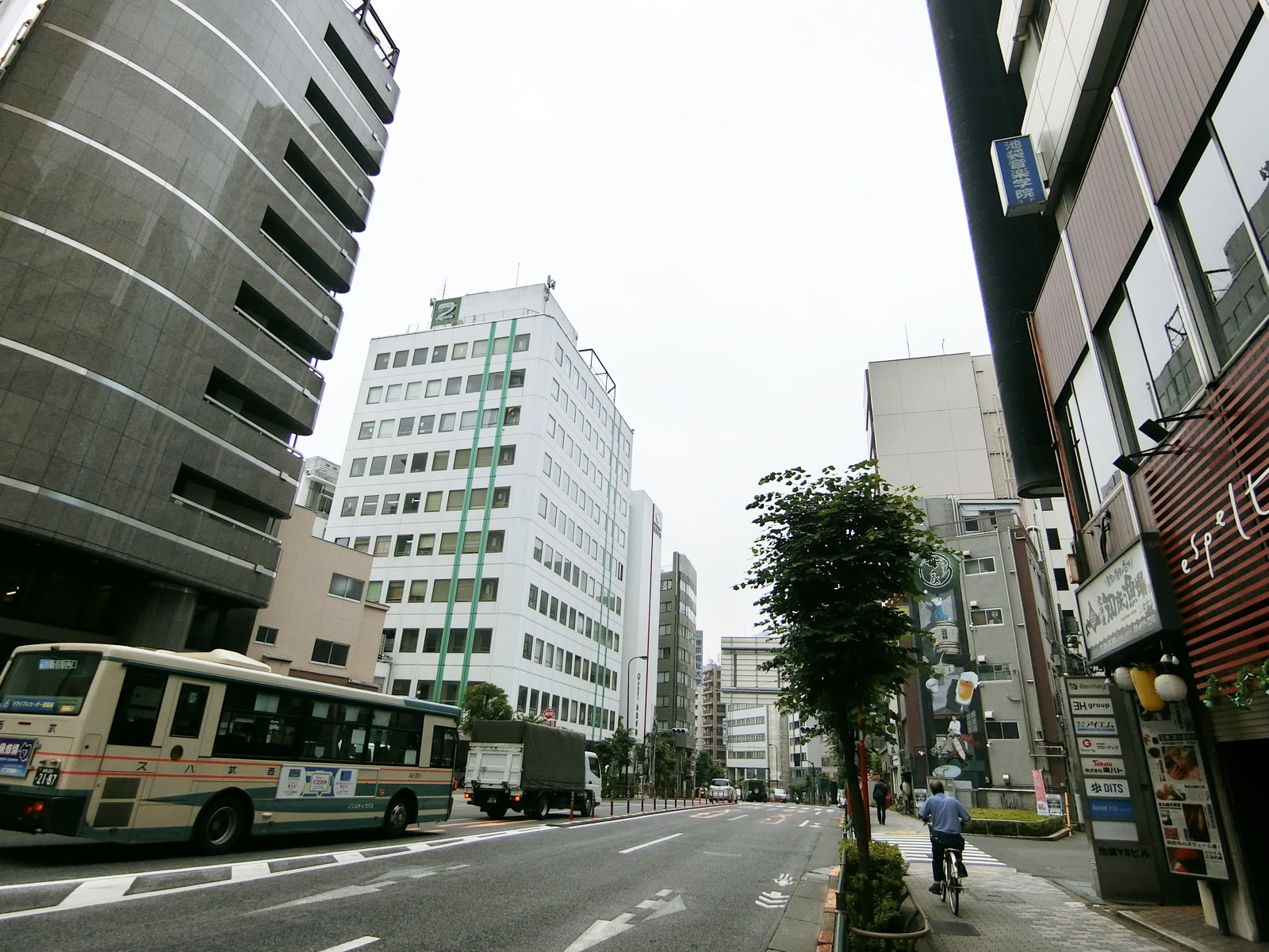 和泉屋ビル前面の明治通り