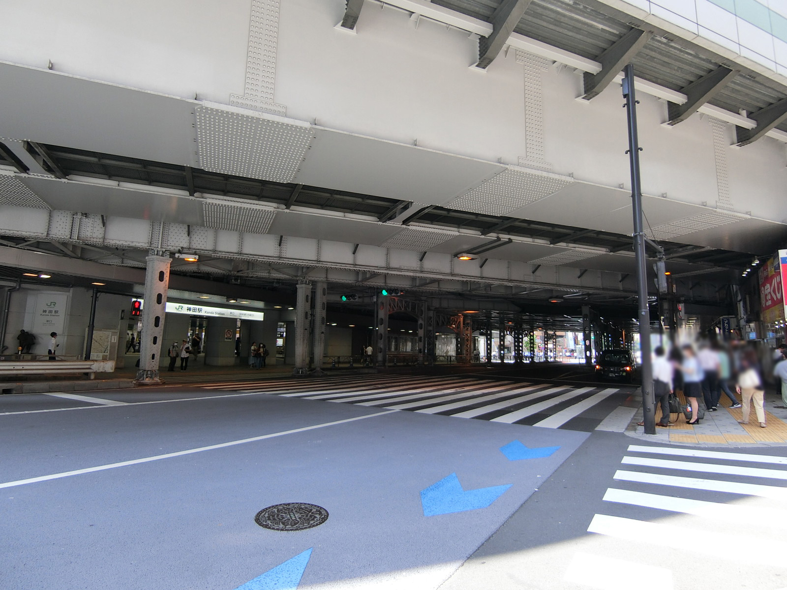 神田駅前ビル前面の中央通り