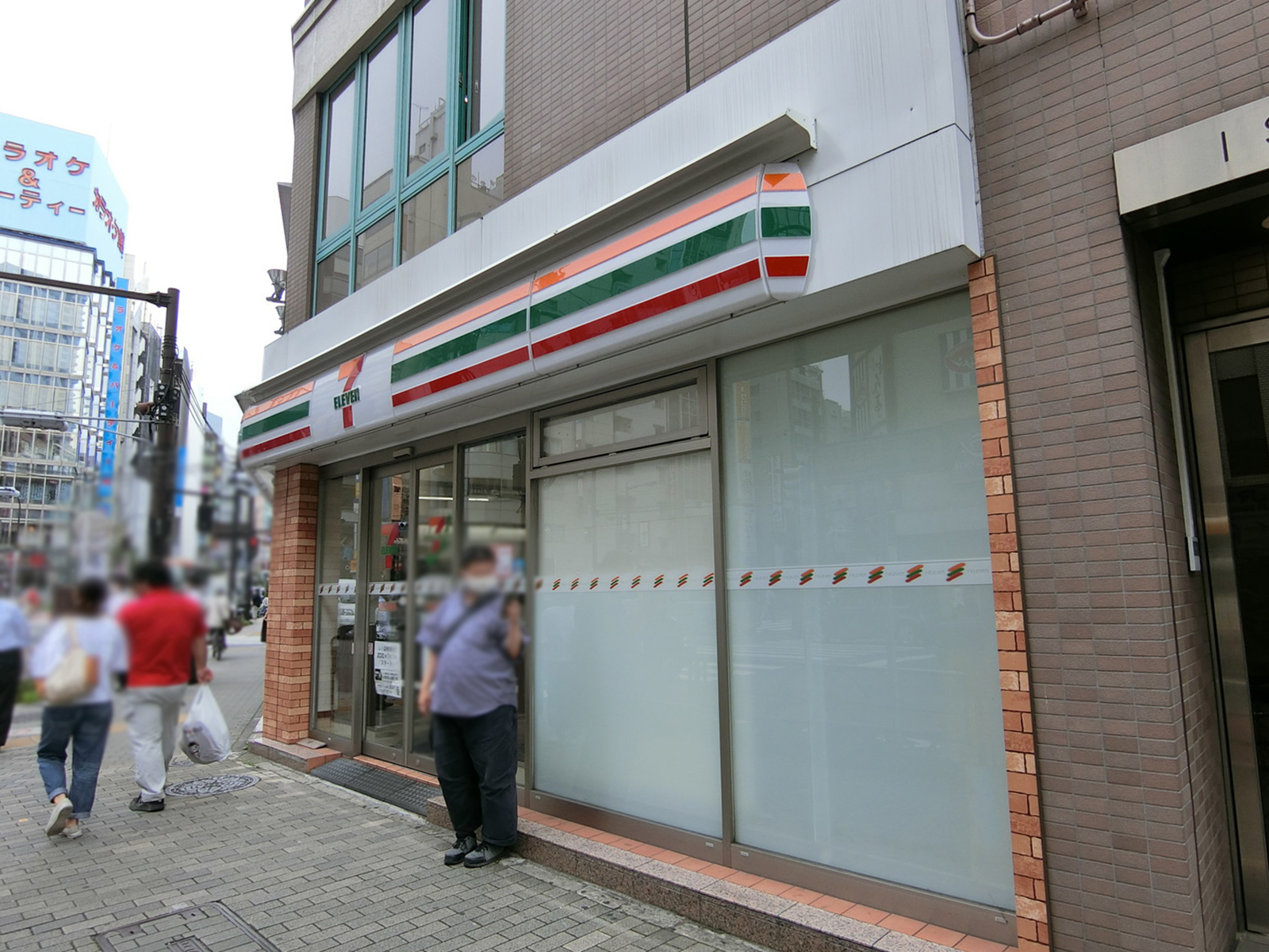 付近のセブンイレブン
